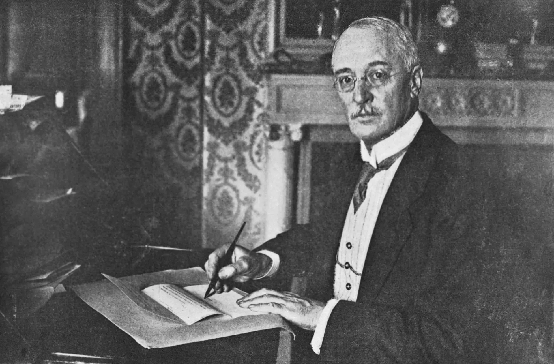 Retrato de Rudolf Diesel, o inventor do motor de combustão a diesel.