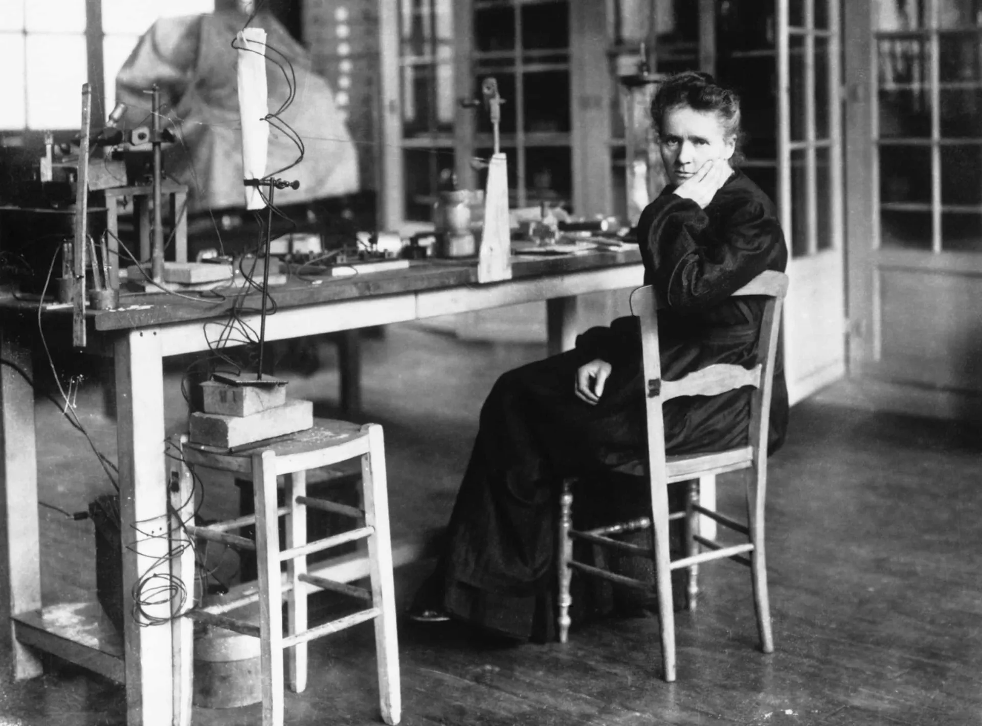 Marie Curie em seu laboratório, uma das cientistas mais importantes da história.