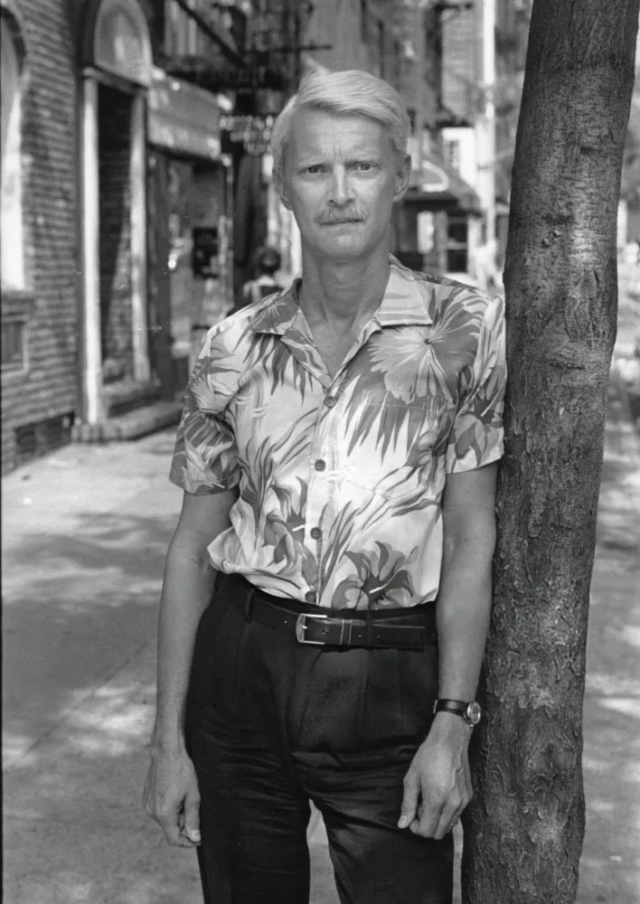 Bruce Voeller, biólogo e ativista, em uma foto de época, representando a luta pelos direitos LGBTQ+.
