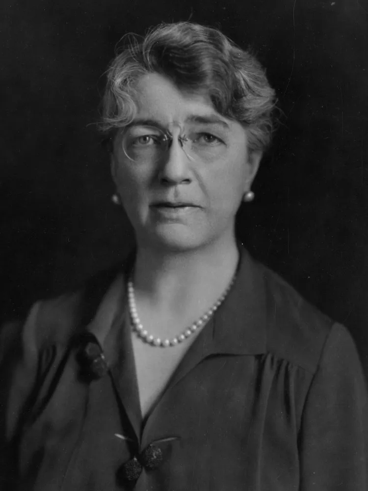 Louise Pearce, médica americana, em uma foto de laboratório, focada em sua pesquisa.