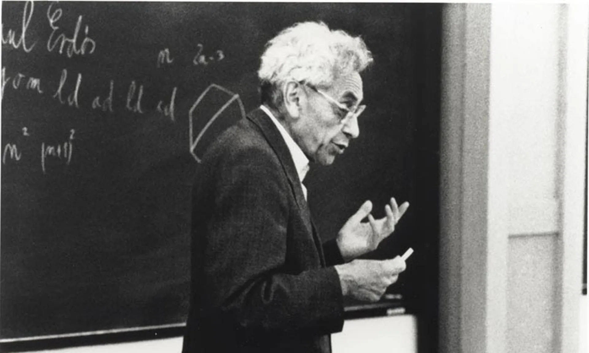 O matemático húngaro Paul Erdős, um homem excêntrico e genial, cercado por equações.