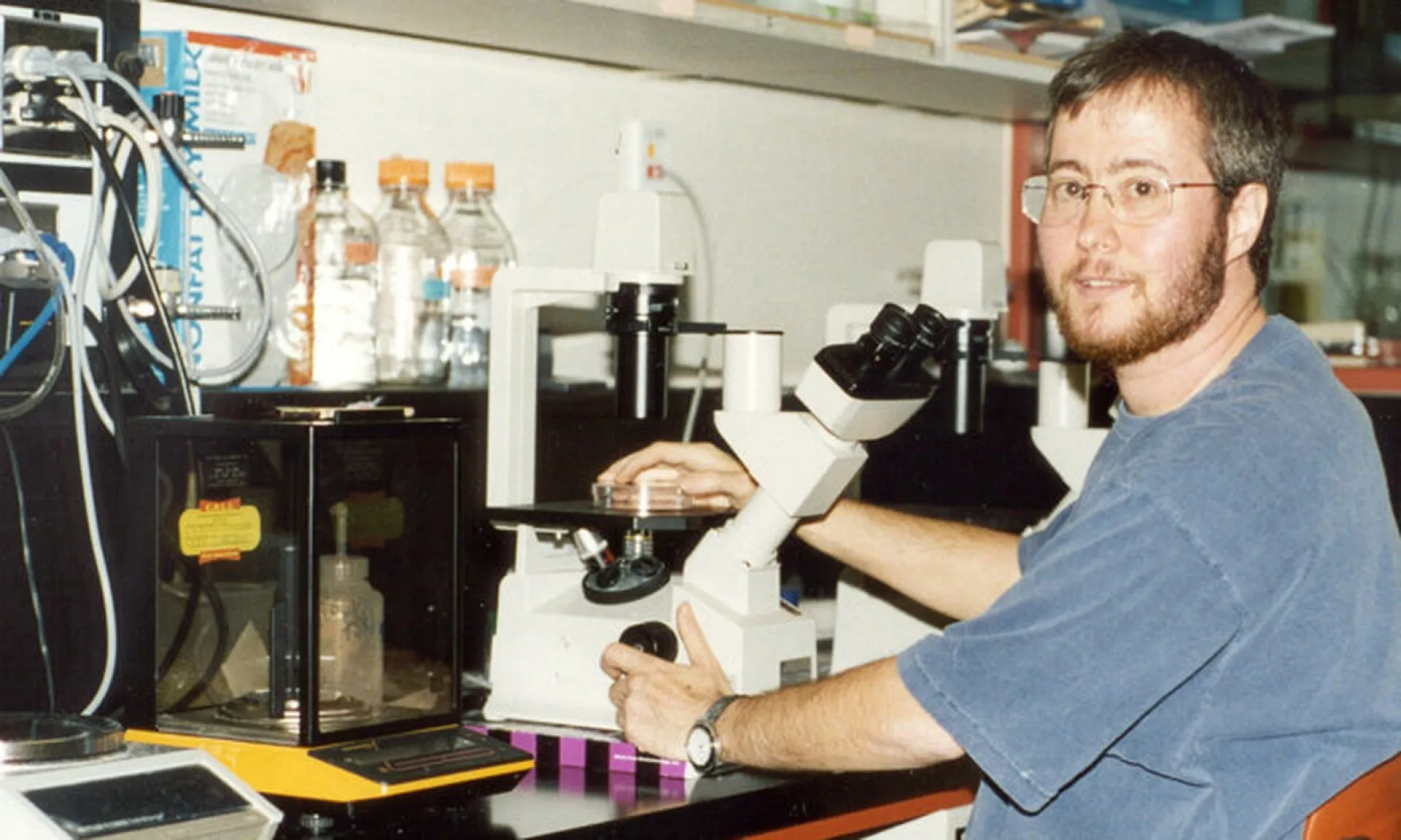 Ben Barres, um homem sorridente de óculos, representando sua paixão pela neurobiologia.