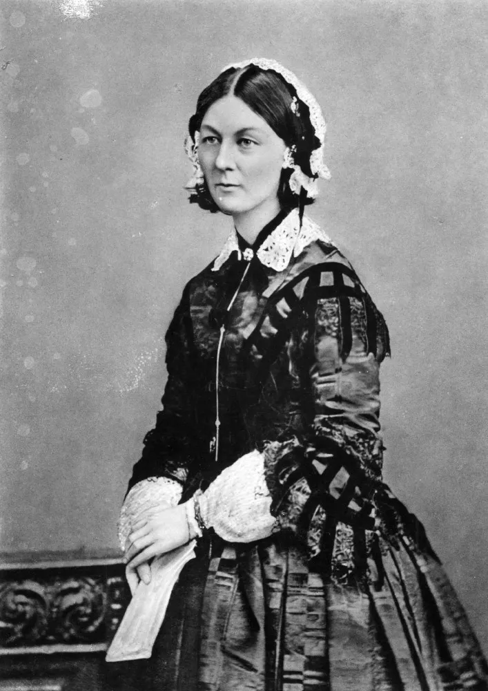 Ilustração de Florence Nightingale cuidando de um soldado ferido, simbolizando sua revolução na enfermagem.
