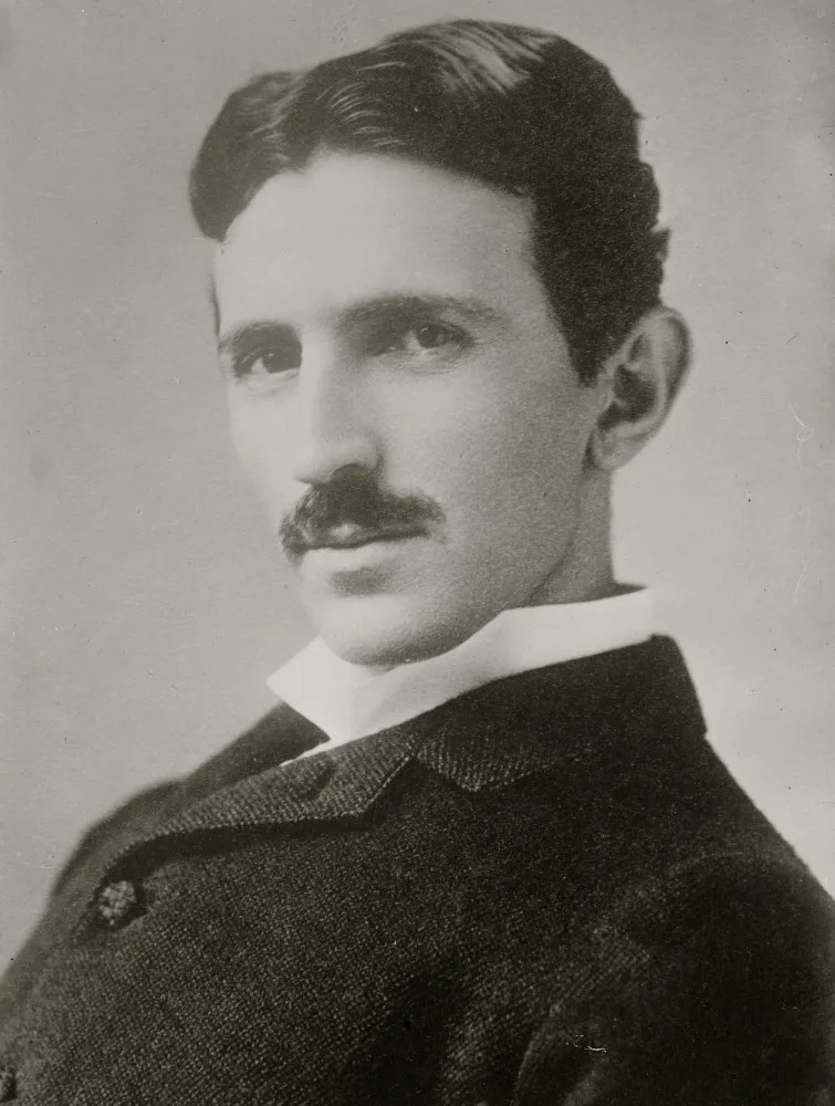 Retrato de Nikola Tesla, o inventor sérvio-americano, com um olhar intenso e visionário.