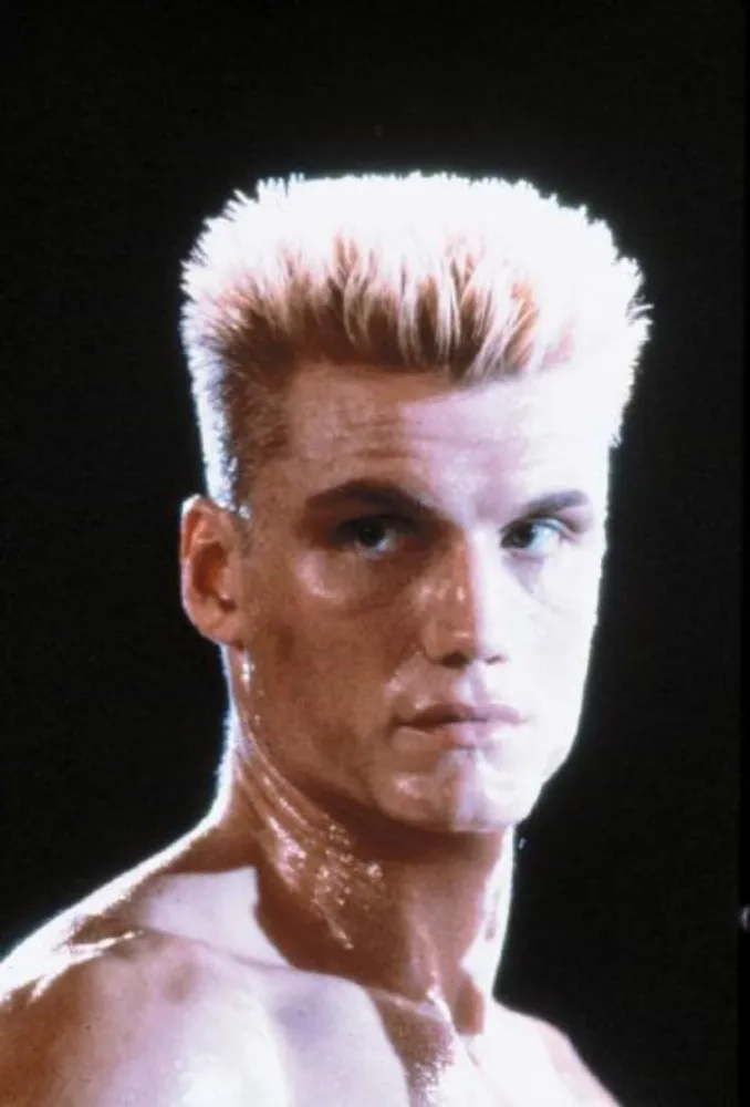 Dolph Lundgren jovem, como o imponente boxeador soviético Ivan Drago em 'Rocky IV'.