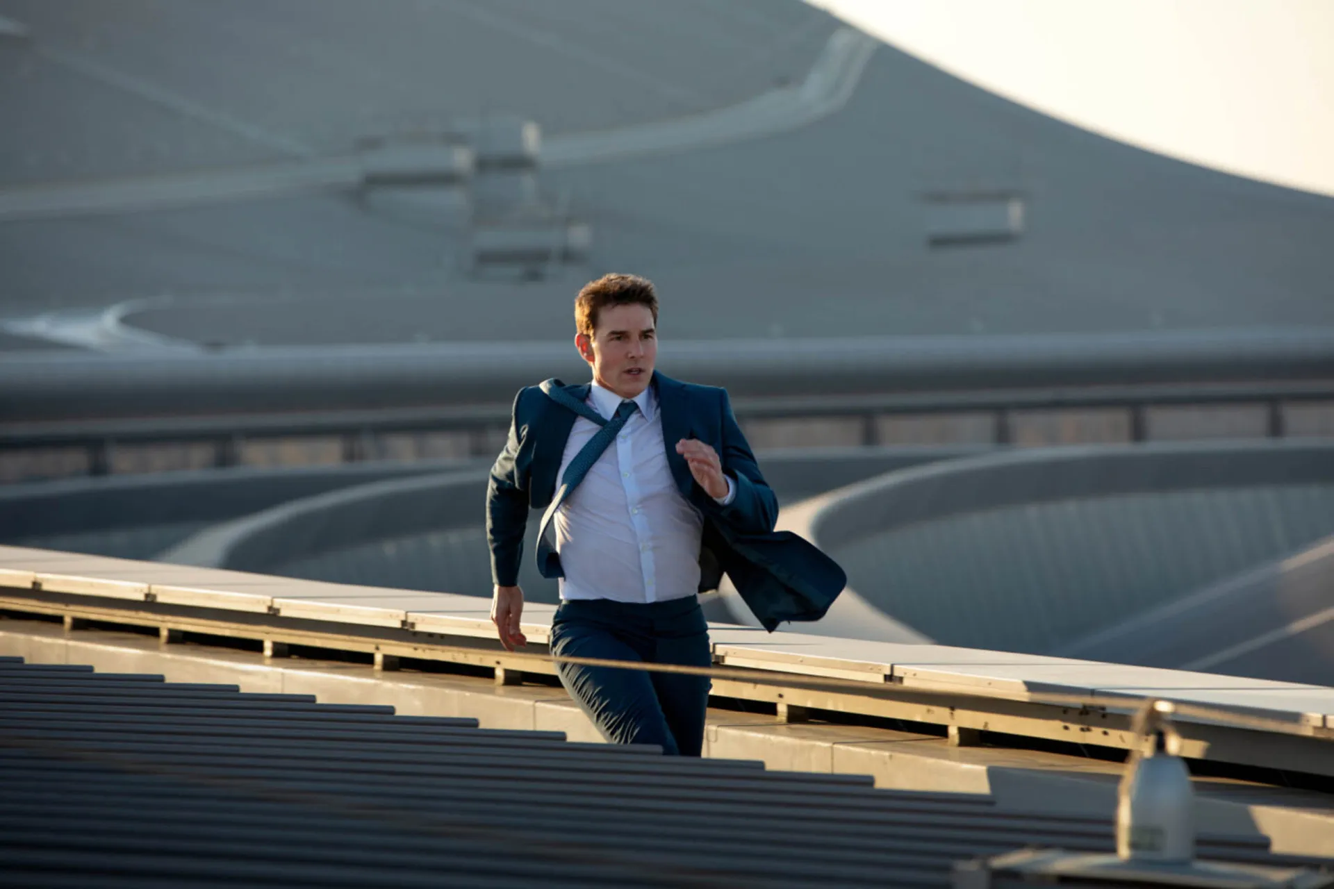 Tom Cruise mais velho, sorrindo durante a promoção de um novo filme 'Missão Impossível'.