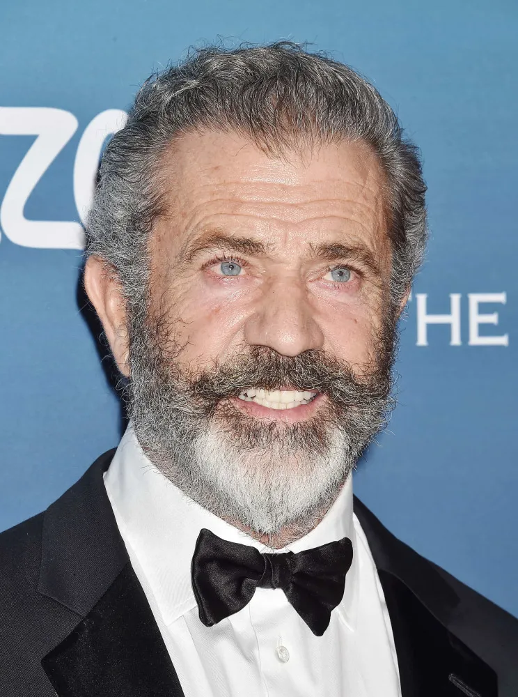 Mel Gibson mais velho, com uma longa barba grisalha, em um evento público.