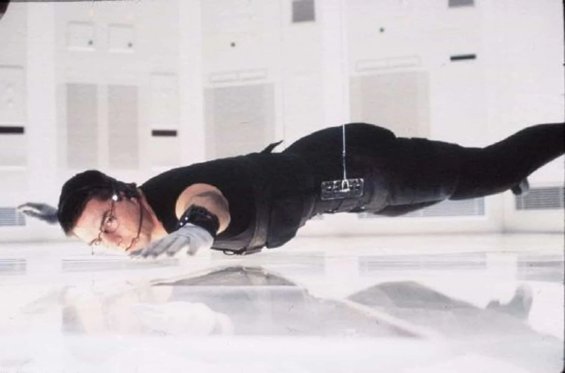Tom Cruise jovem, no início da franquia 'Missão Impossível', com um olhar determinado e carismático.