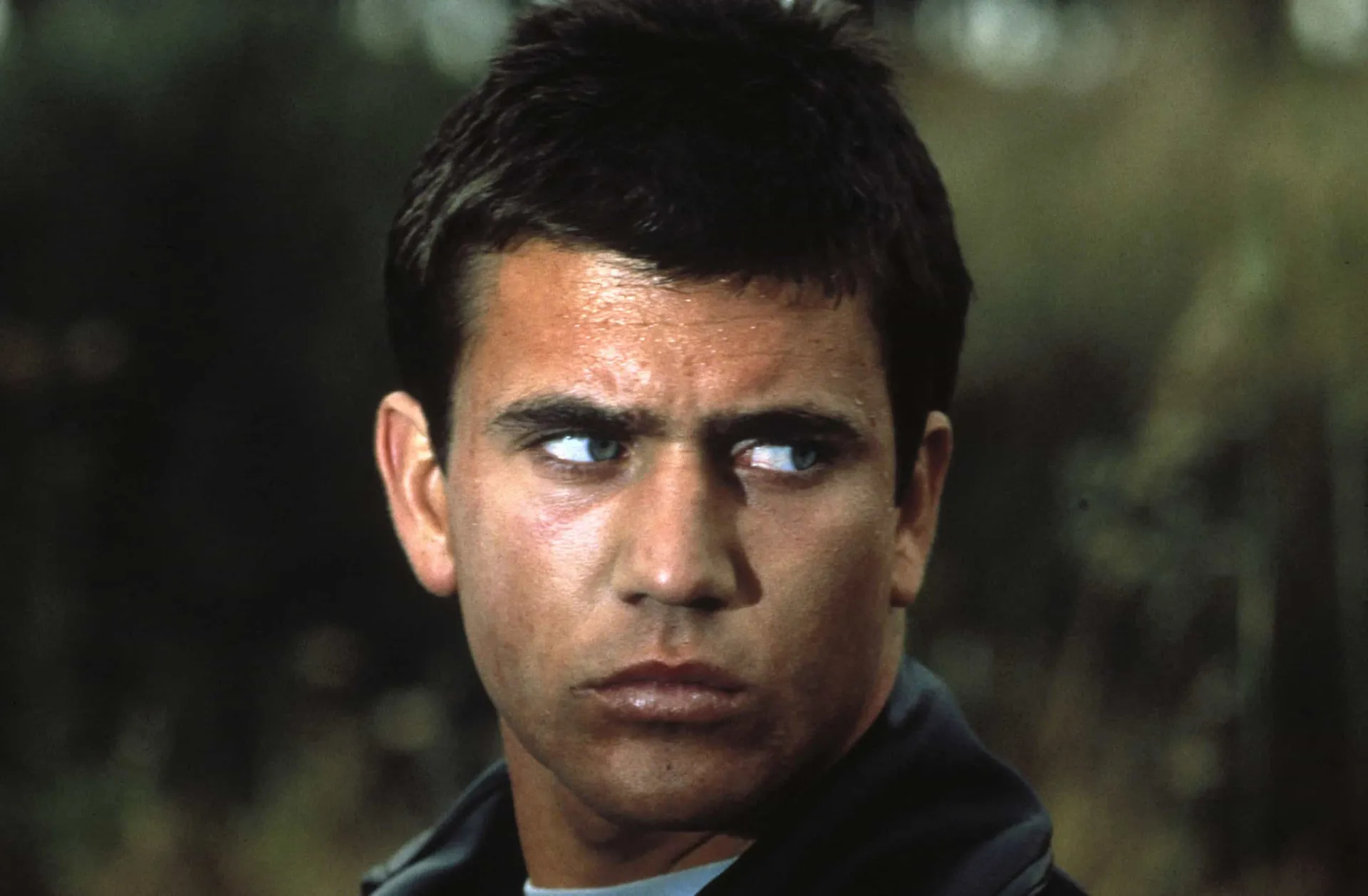 Mel Gibson jovem e intenso no papel de Martin Riggs em 'Máquina Mortífera'.