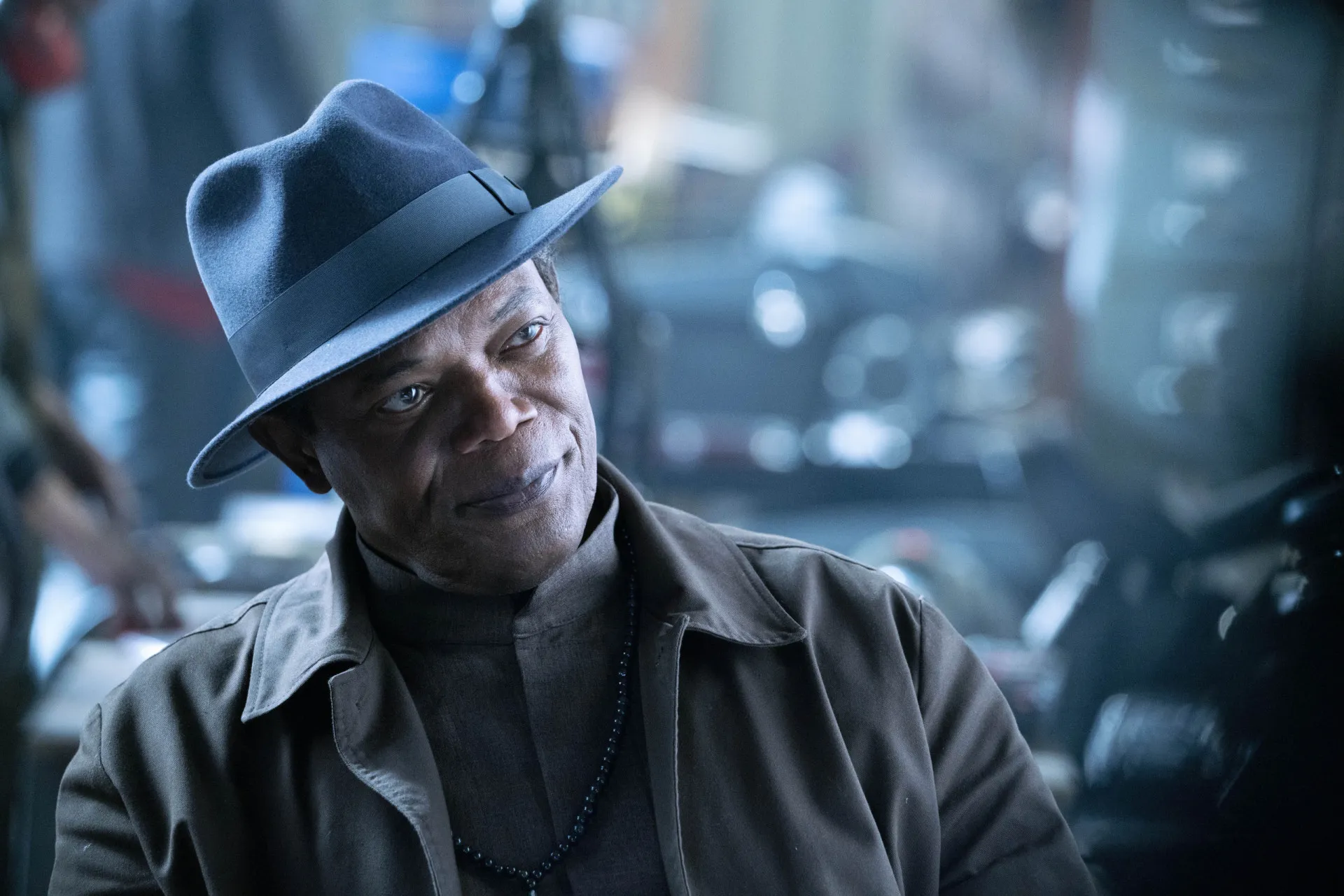 Samuel L. Jackson mais velho, careca e de óculos, com seu visual característico como Nick Fury.