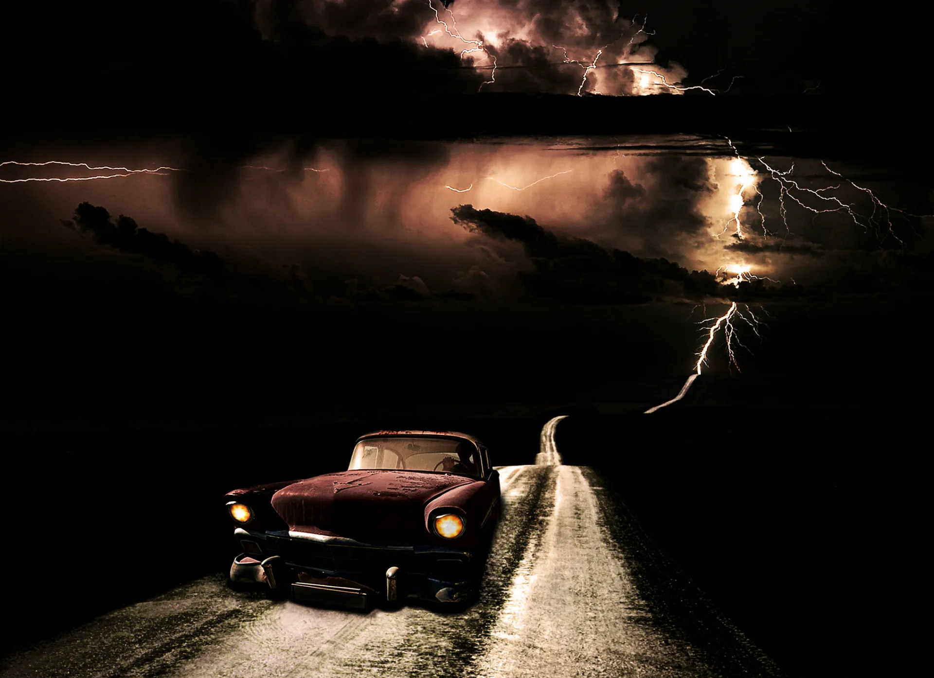 Um carro antigo parado em uma estrada deserta à noite, com luzes estranhas no céu.