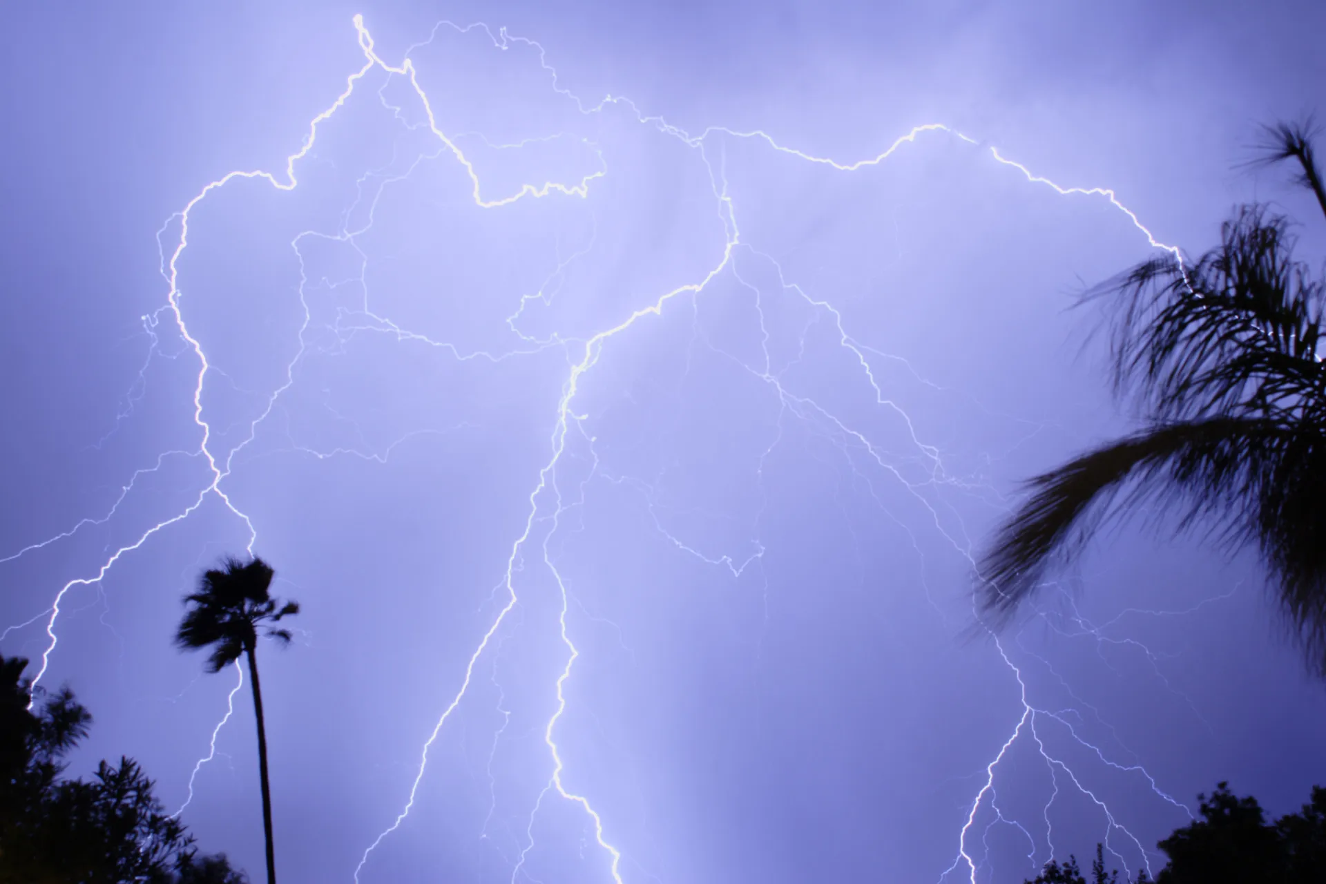 Céu noturno com raios de uma tempestade elétrica, uma das explicações para o caso Levelland.
