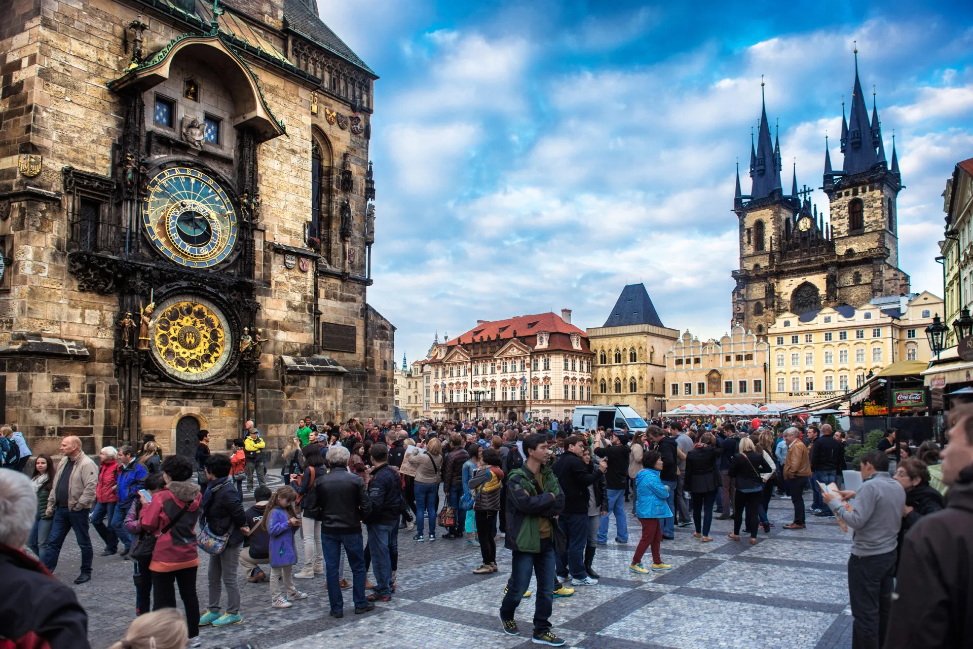 Ponte Carlos em Praga, na República Tcheca, com seu cenário histórico.