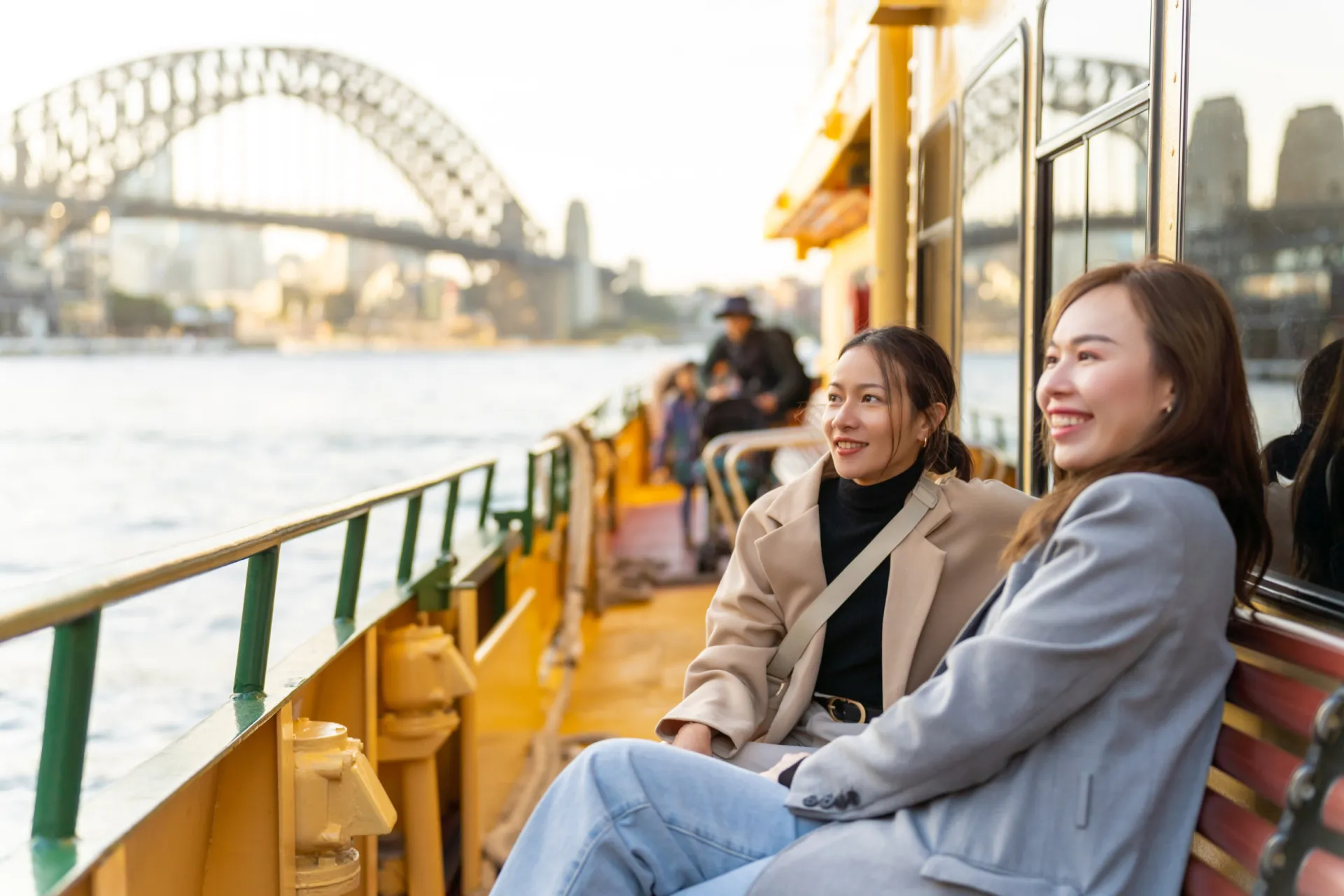 A famosa Ópera de Sydney, na Austrália, com a ponte da baía ao fundo.