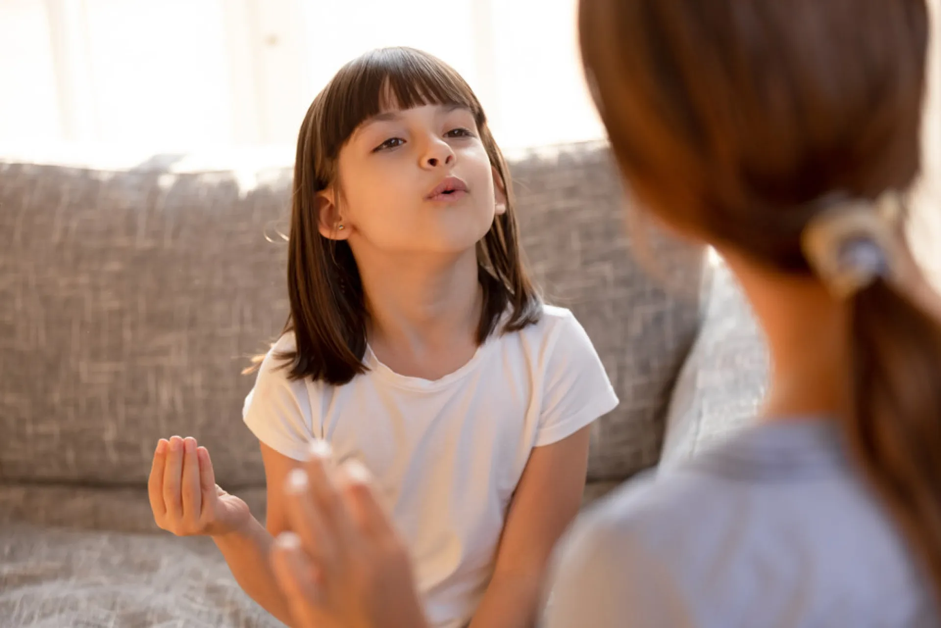 Bebê balbuciando feliz, com bolhas de diálogo em diferentes idiomas ao seu redor.