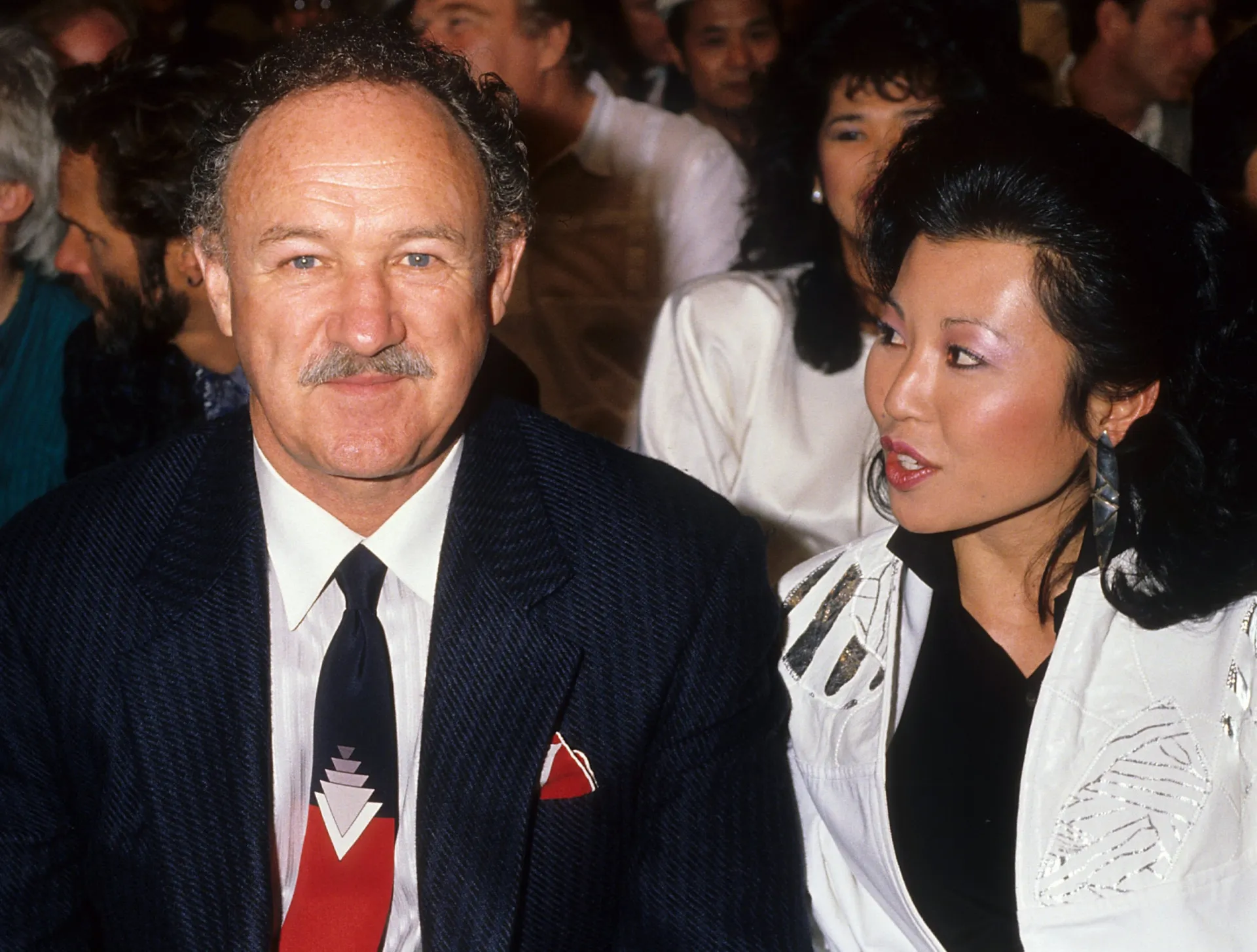 O ator Gene Hackman em uma foto de estúdio, com um olhar pensativo.