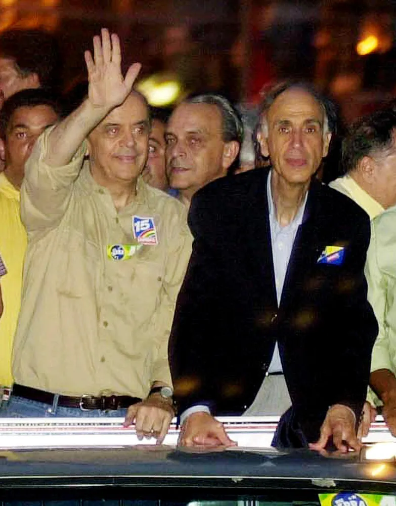 Marco Maciel ao lado de José Serra, ambos figuras importantes da política brasileira.