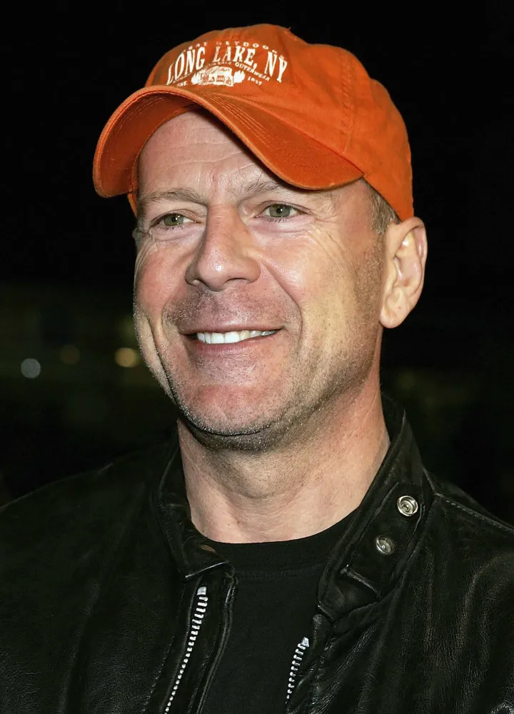 Bruce Willis com um olhar sério, refletindo a gravidade de sua condição.
