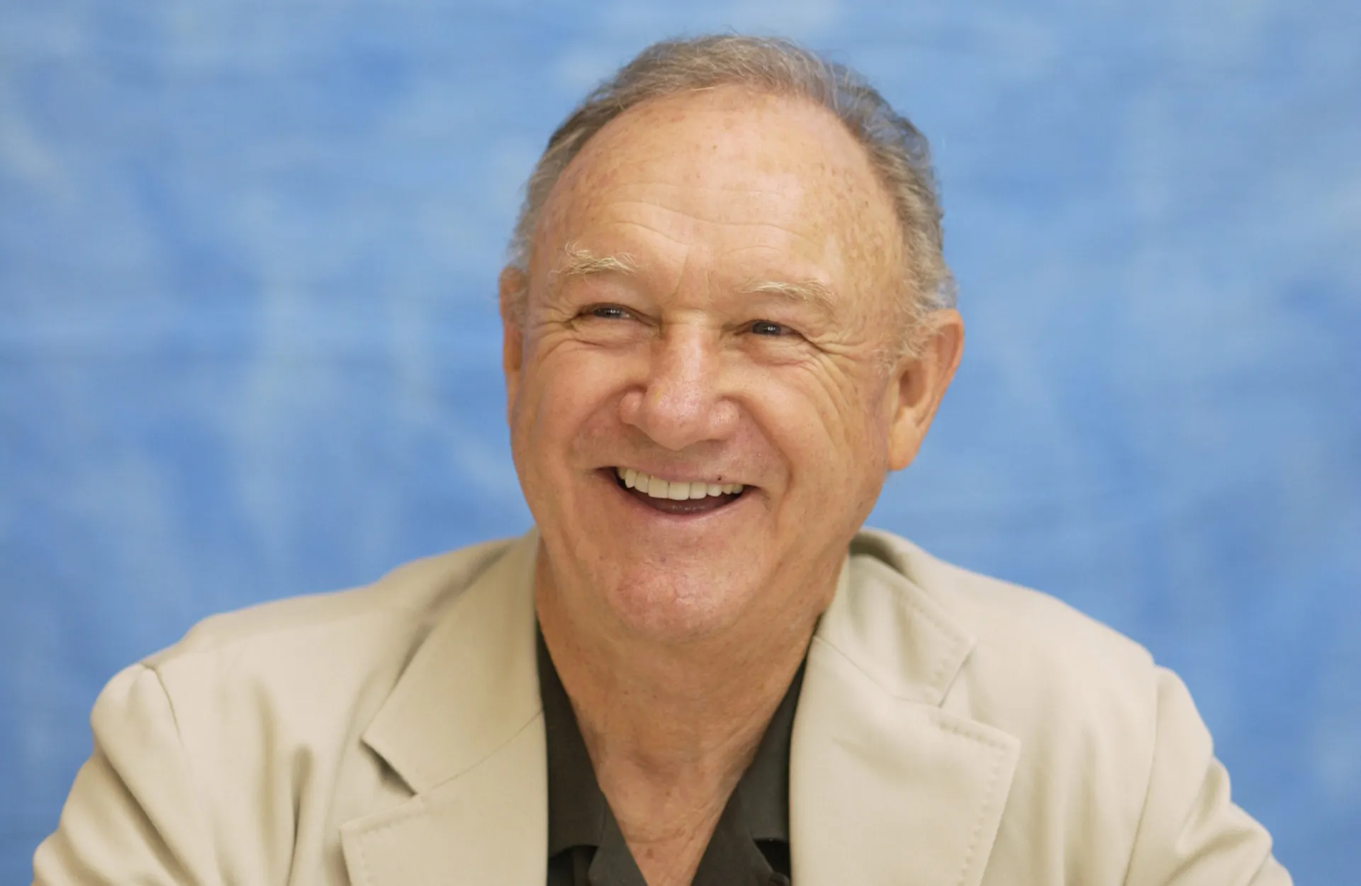 Gene Hackman em uma cena de filme, exibindo a intensidade que o tornou famoso.