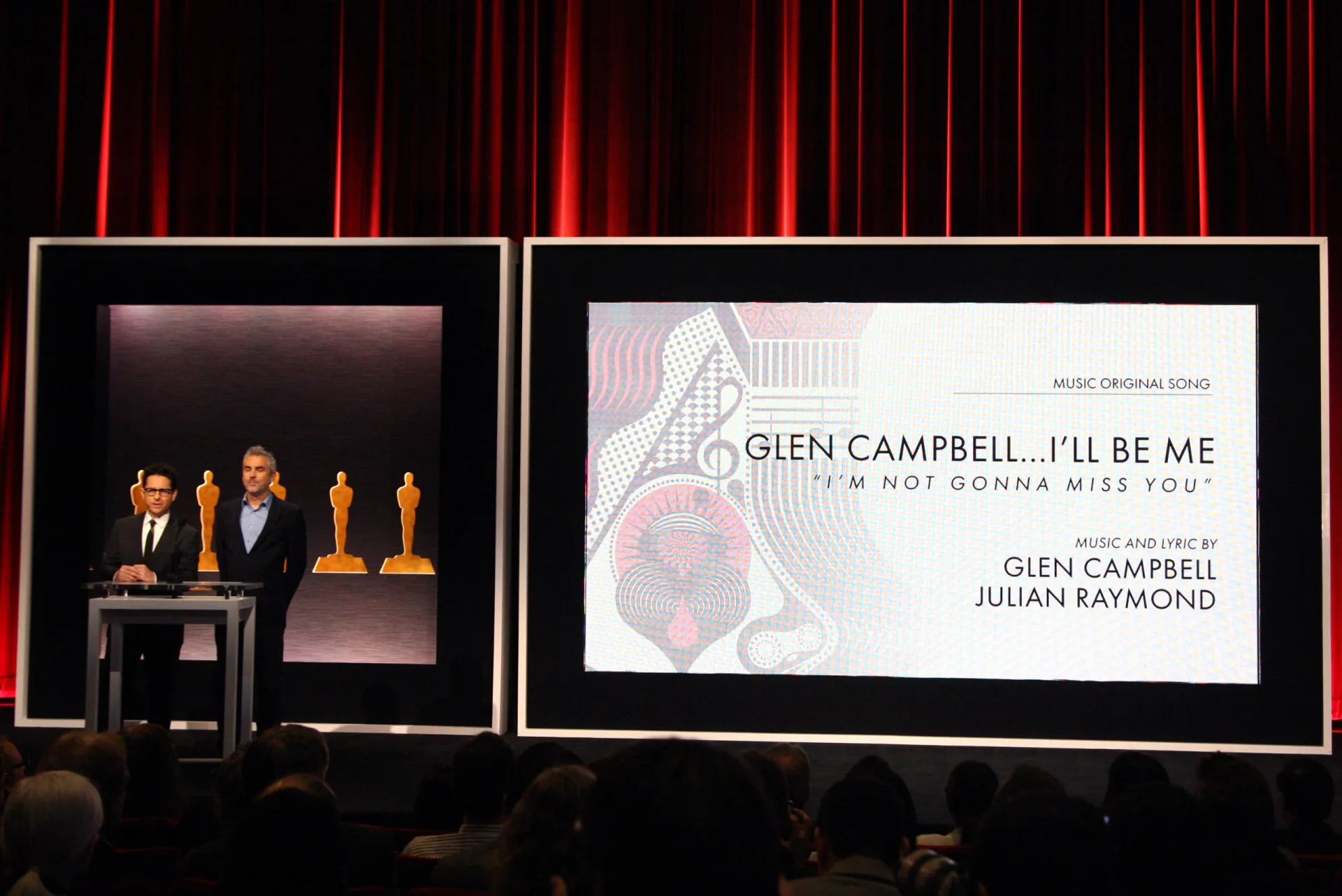 Glenn Campbell no palco, em uma de suas últimas turnês de despedida.