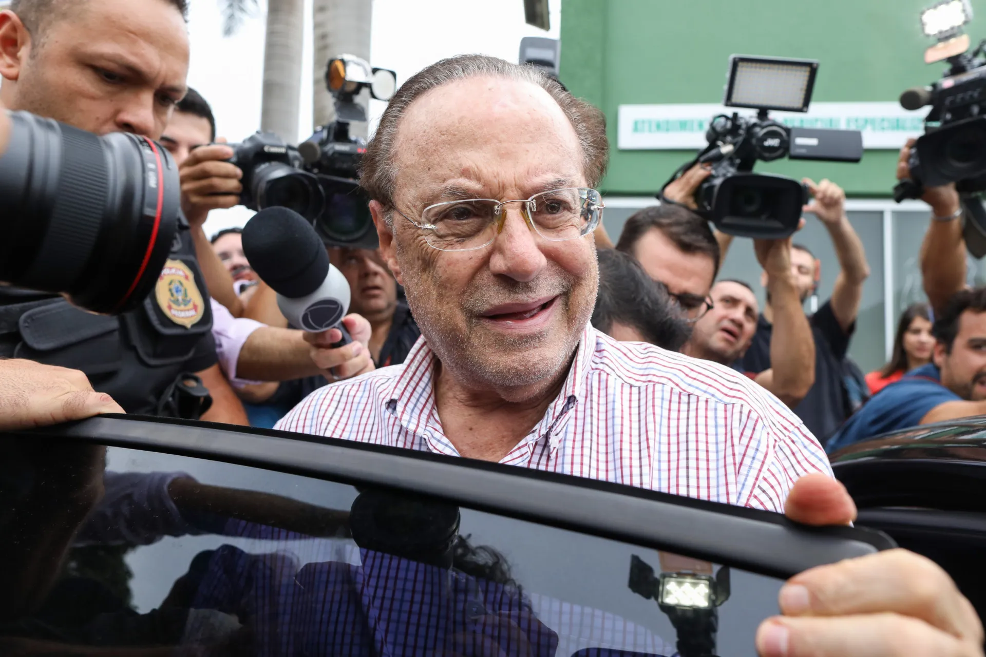O político Paulo Maluf em um evento oficial, com expressão séria.