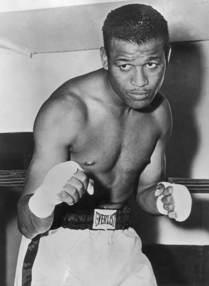 O lendário boxeador Sugar Ray Robinson em posição de luta.