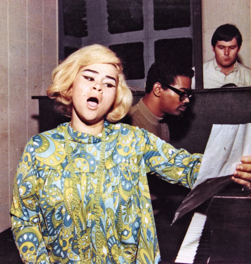 A cantora Etta James se apresentando com toda a paixão que a caracterizava.