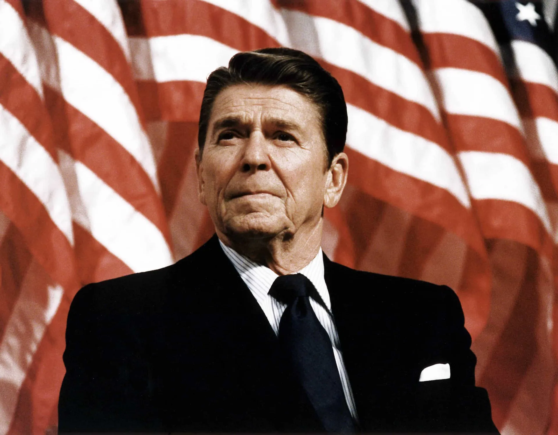 Ronald Reagan, ex-presidente dos Estados Unidos, acenando para o público.
