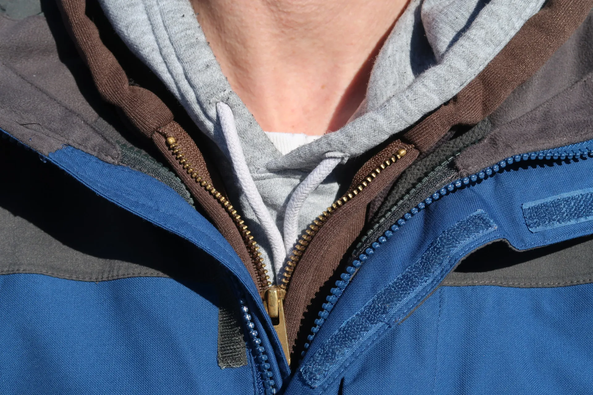 Pilha de roupas de inverno dobradas, incluindo peças de lã e algodão.