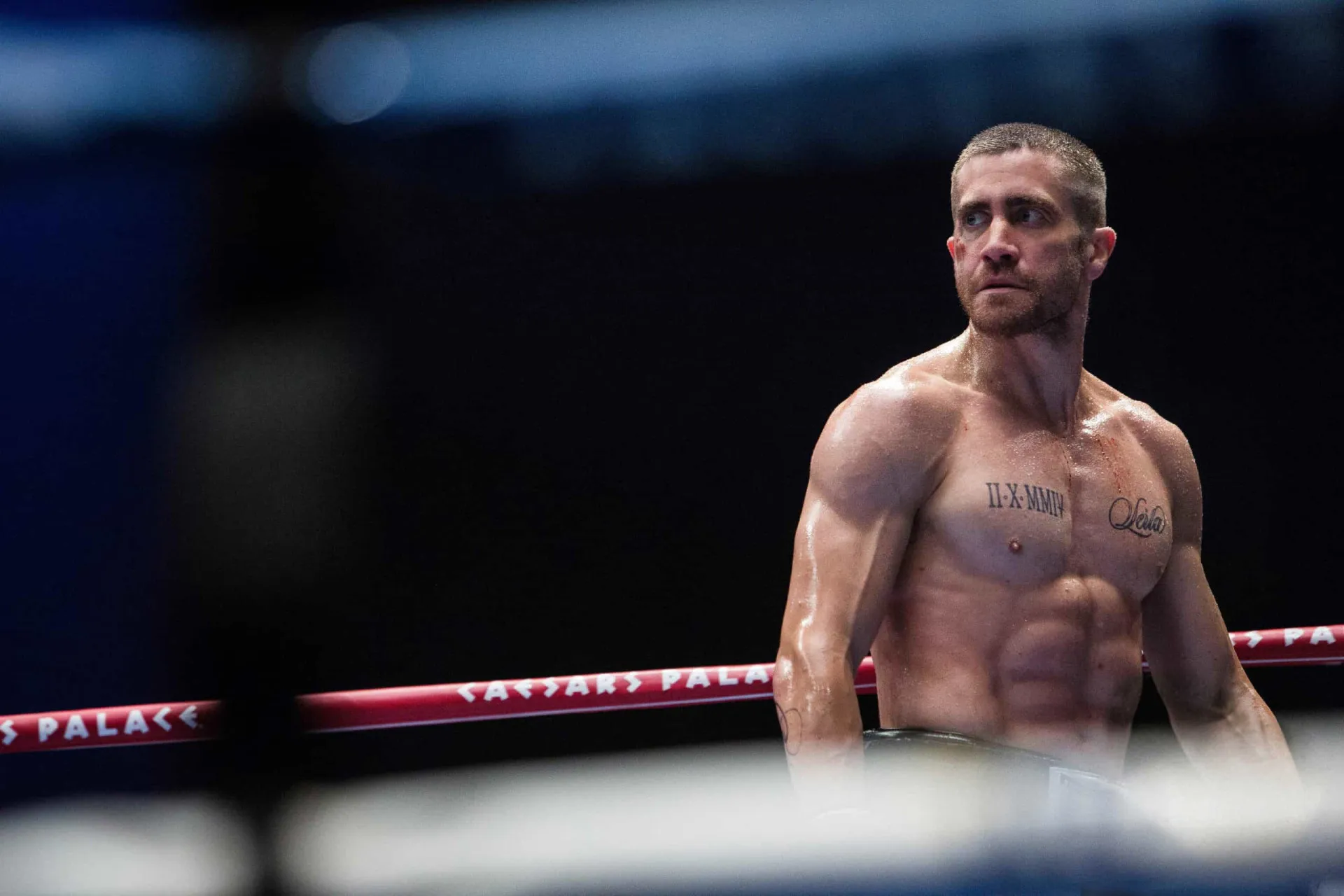 Jake Gyllenhaal como o lutador Billy Hope no filme 'Southpaw', com o rosto ensanguentado.