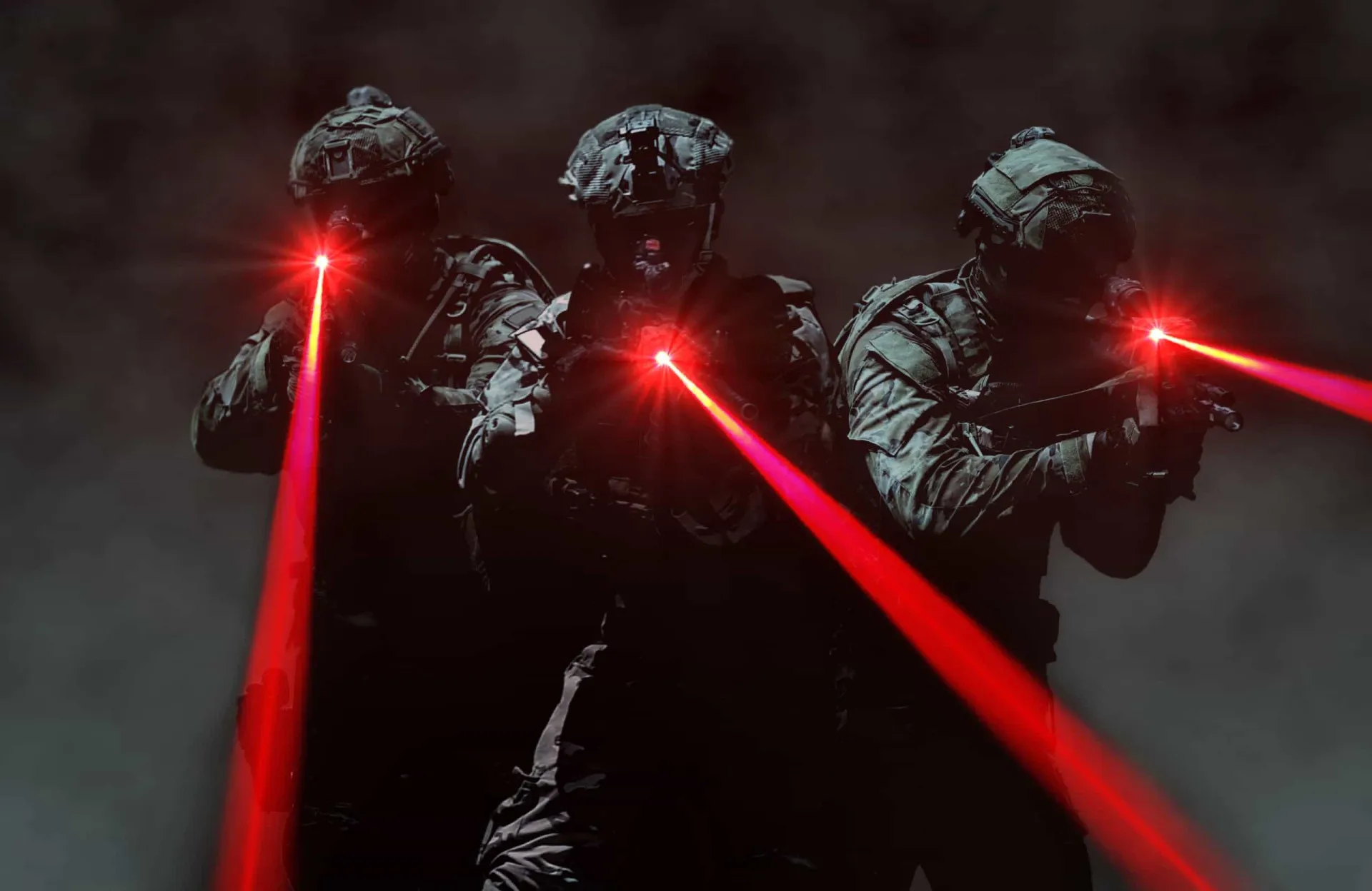 Um sniper mirando com um rifle que possui uma mira a laser visível.