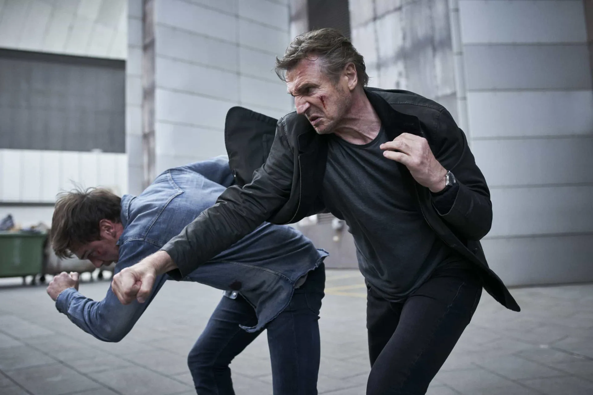 Dois homens em uma cena de luta intensa e longa, típica de filmes de ação.