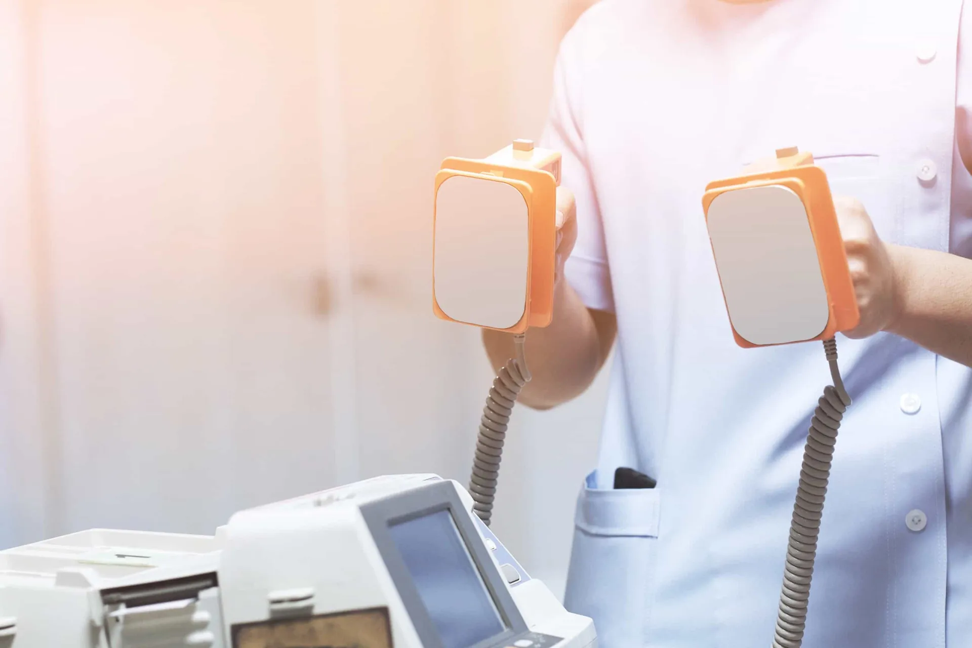 Um médico usando um desfibrilador em um paciente em uma cena de emergência.