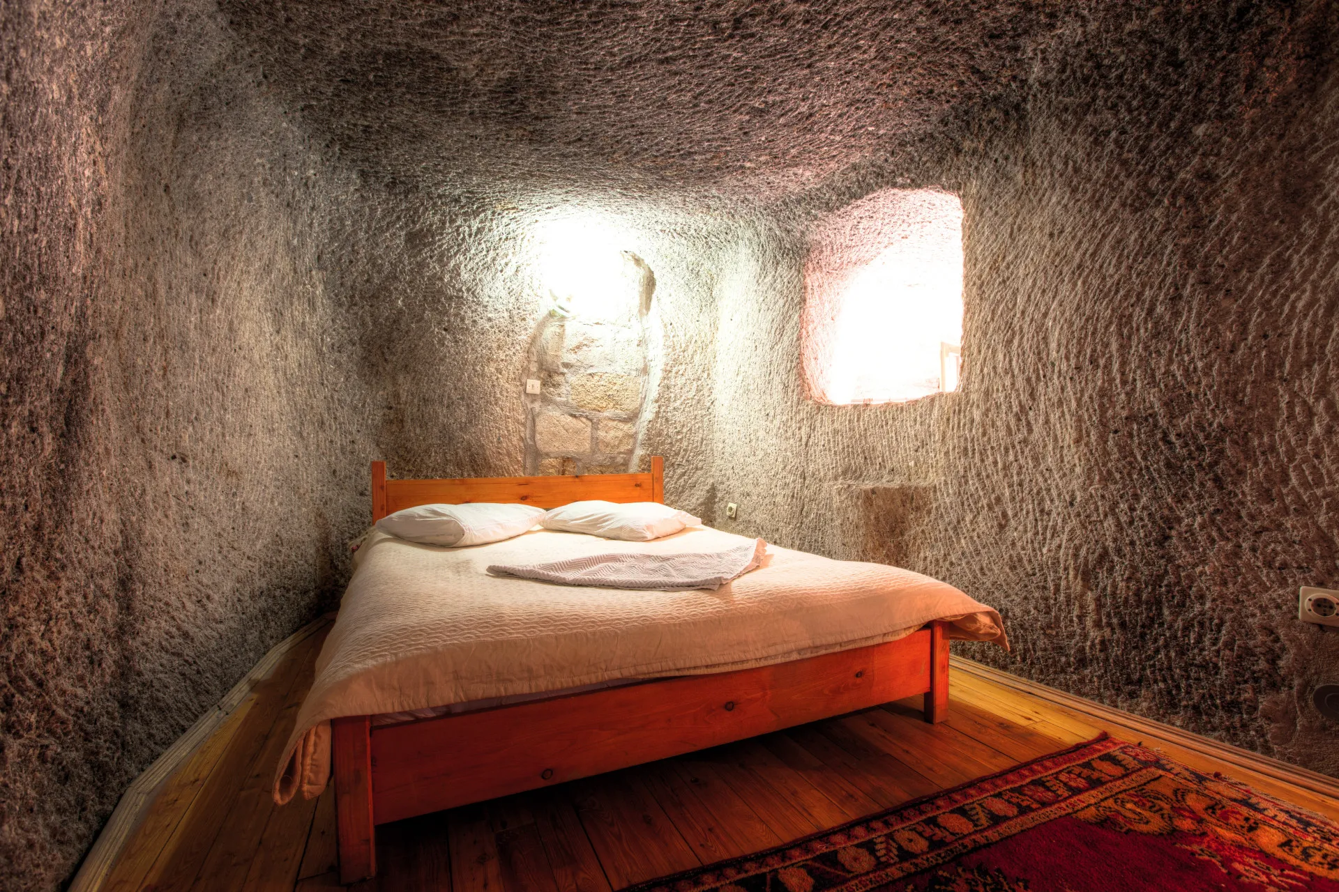 Interior de uma passagem estreita de pedra na cidade subterrânea de Derinkuyu.