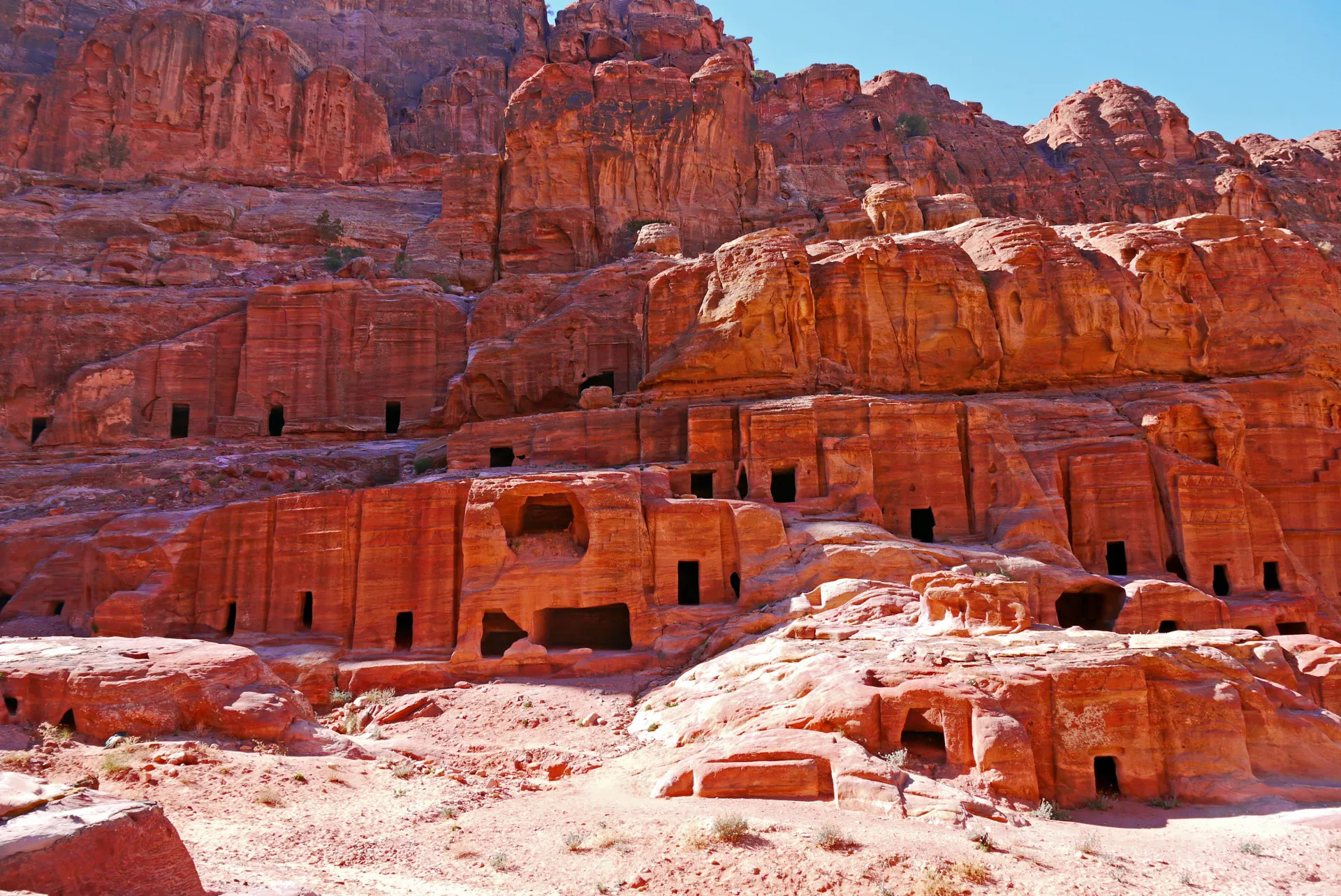 Tumbas e templos esculpidos nas encostas de arenito rosa de Petra.