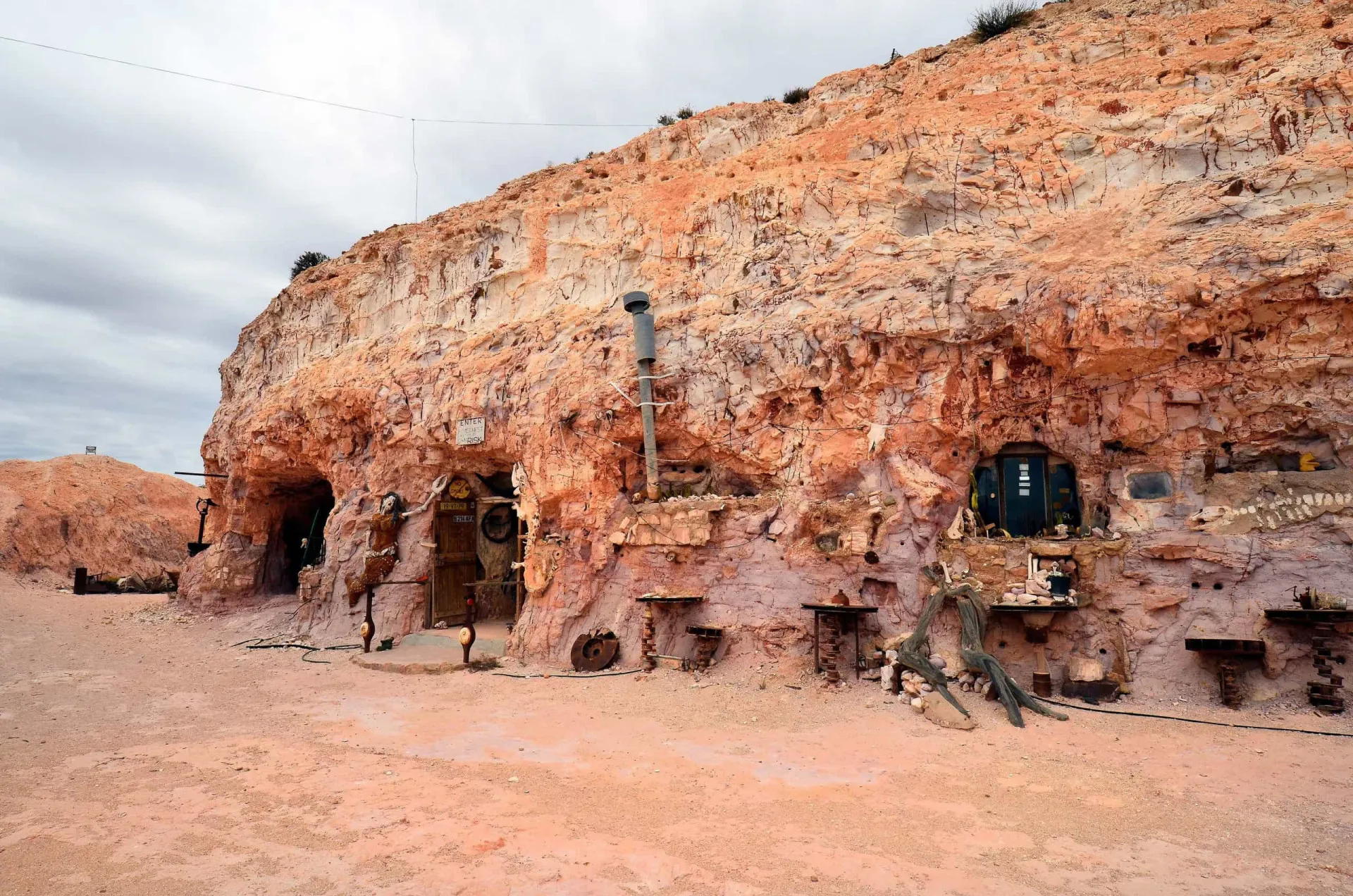 Uma loja de opalas em Coober Pedy, com joias e pedras preciosas em exibição.