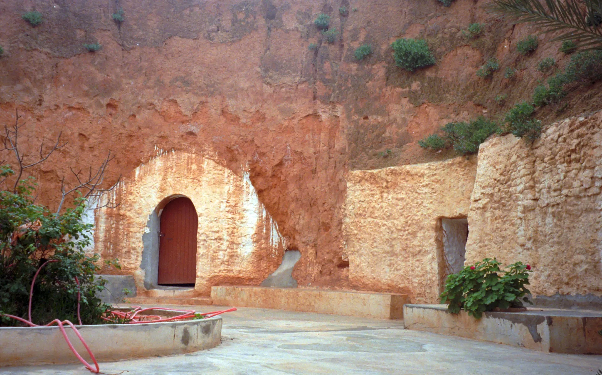 Uma mulher local trabalhando em um tear dentro de uma casa-caverna em Matmata.