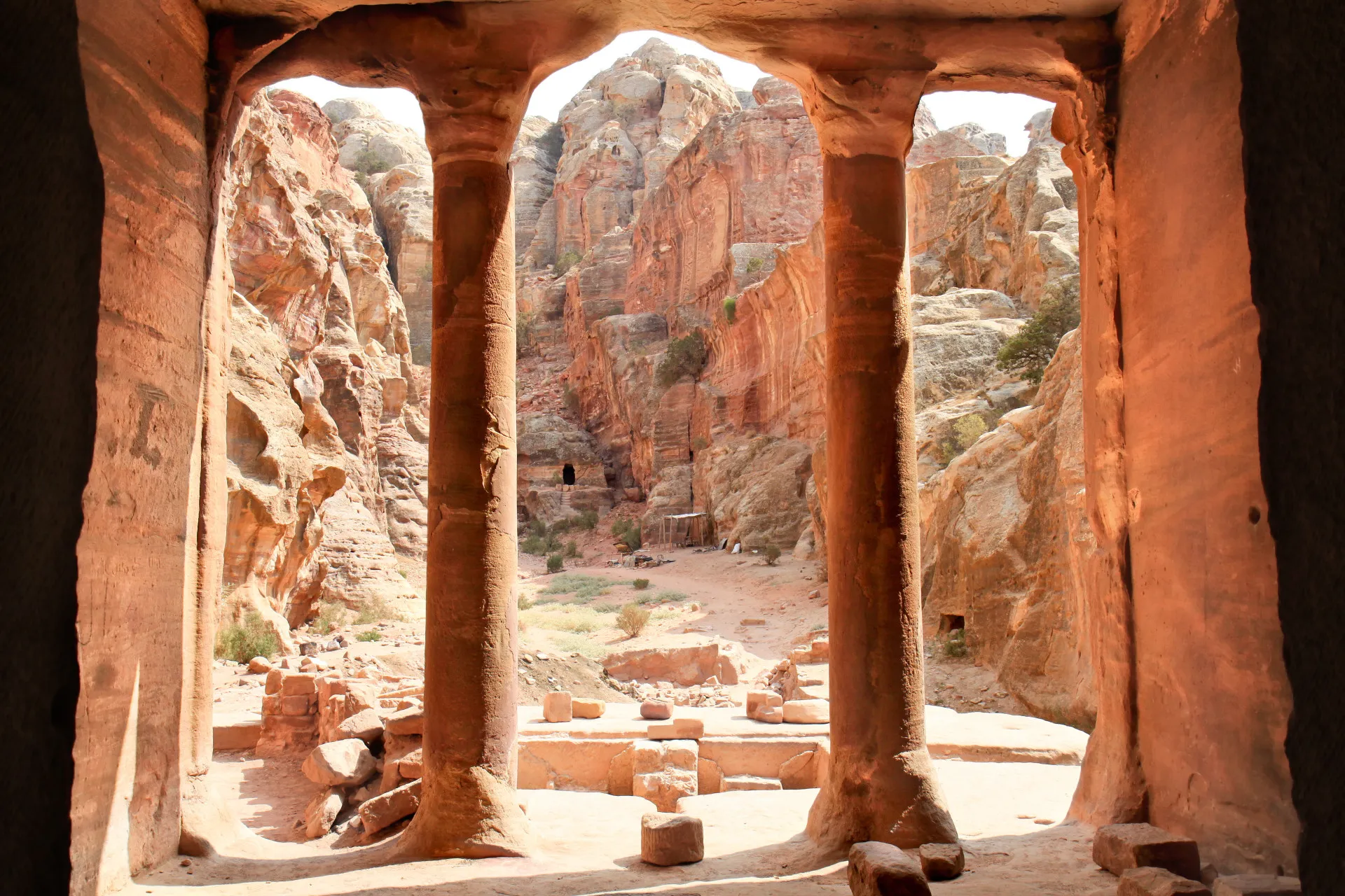 Visão ampla de Petra, com o Mosteiro (Ad-Deir) no topo de uma montanha.