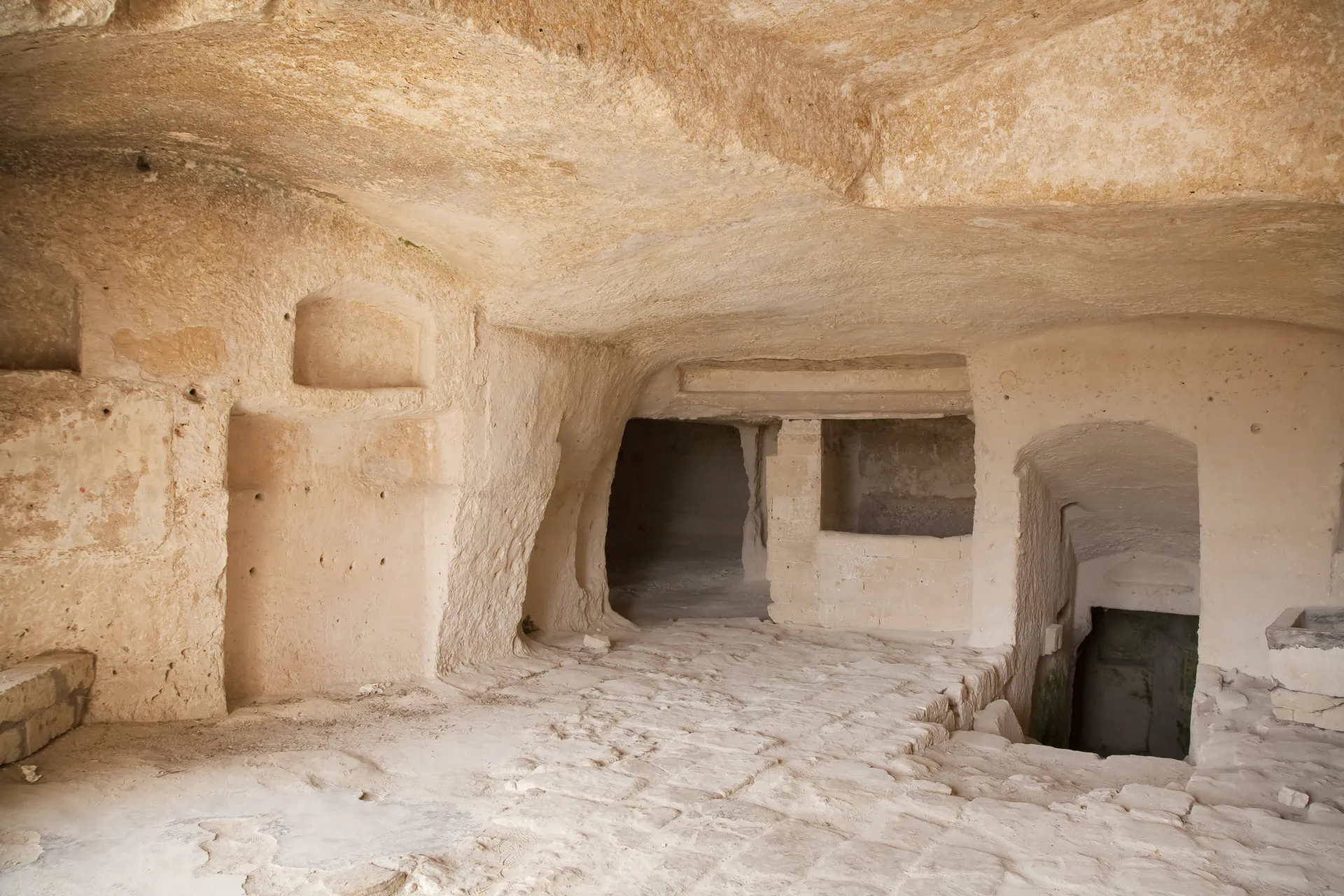 Uma vista mais ampla de Matera, mostrando a densidade das construções em camadas.