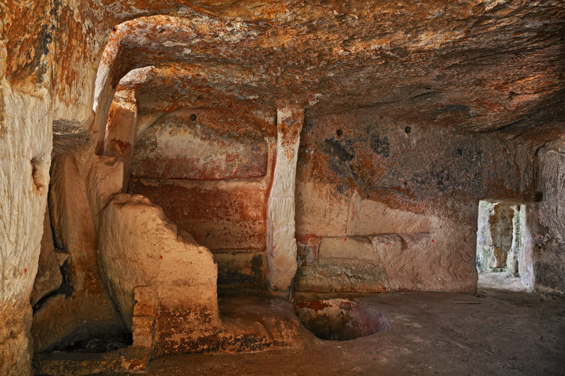 Uma viela em Matera com roupas penduradas para secar, mostrando a vida contínua na cidade histórica.