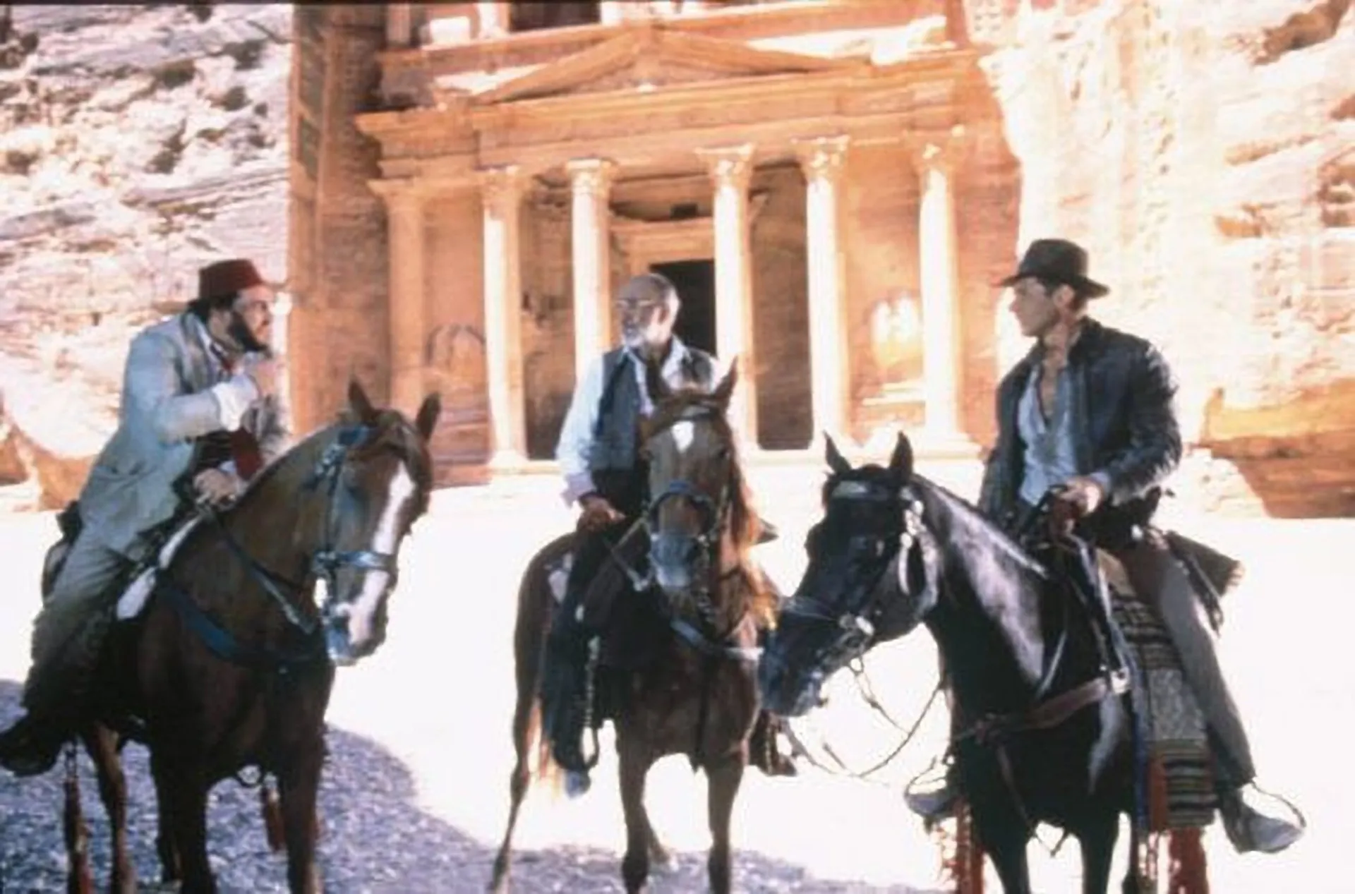 O desfiladeiro Siq, a entrada natural para a cidade de Petra, com suas paredes altas de arenito.