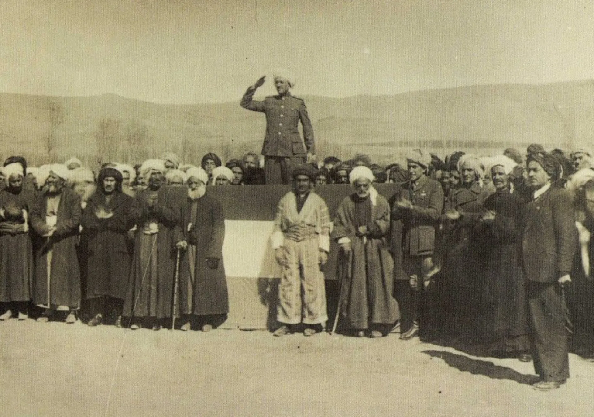 Qazi Muhammad, líder da República de Mahabad, discursando para uma multidão.