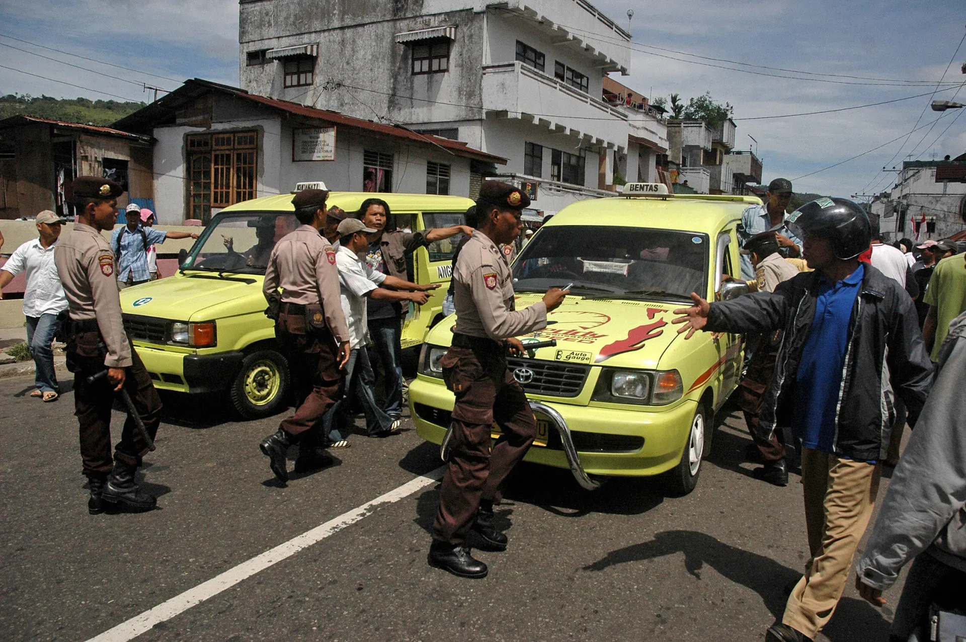 Soldados indonésios em uma operação militar para reintegrar as Molucas do Sul.