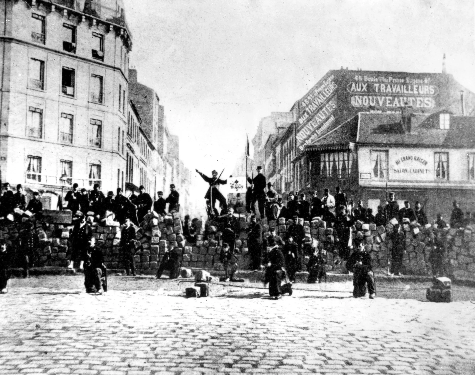 Ilustração de batalhas de rua em Paris, mostrando o caos e a determinação dos communards.