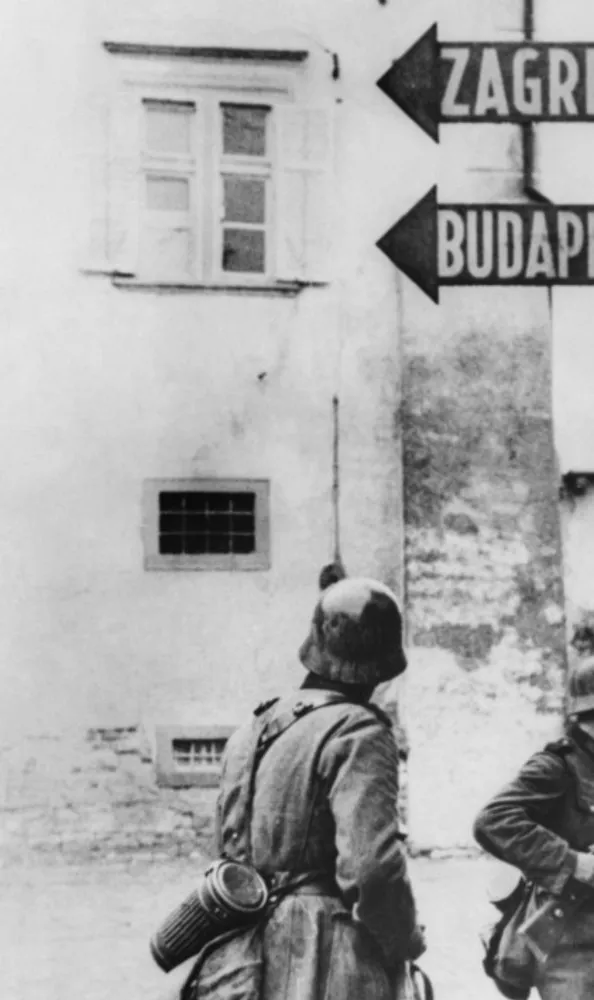 Partisans eslovenos em uma floresta, planejando ações de guerrilha contra os ocupantes nazistas.
