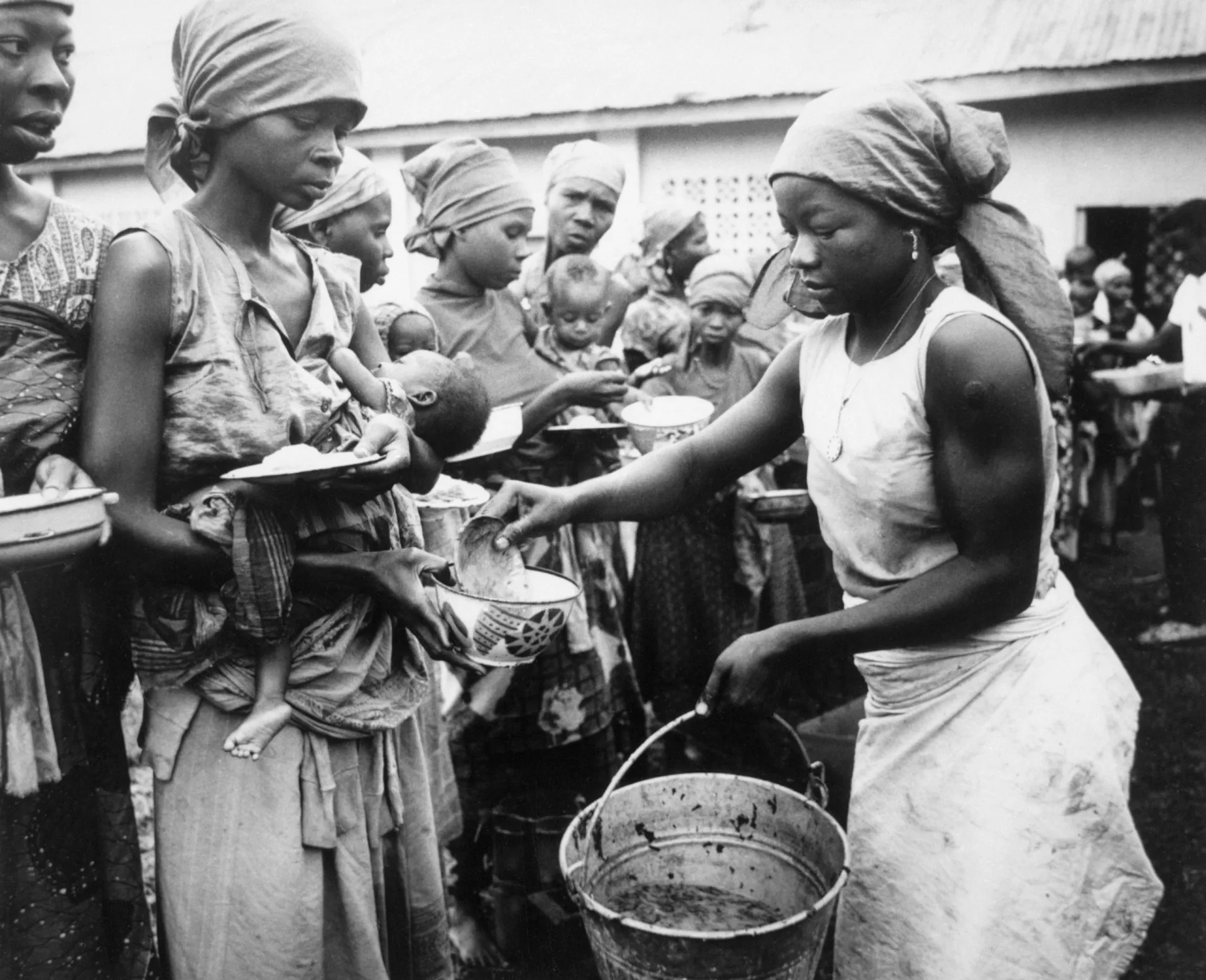 Crianças desnutridas em um campo de refugiados em Biafra, uma imagem que se tornou símbolo da fome.