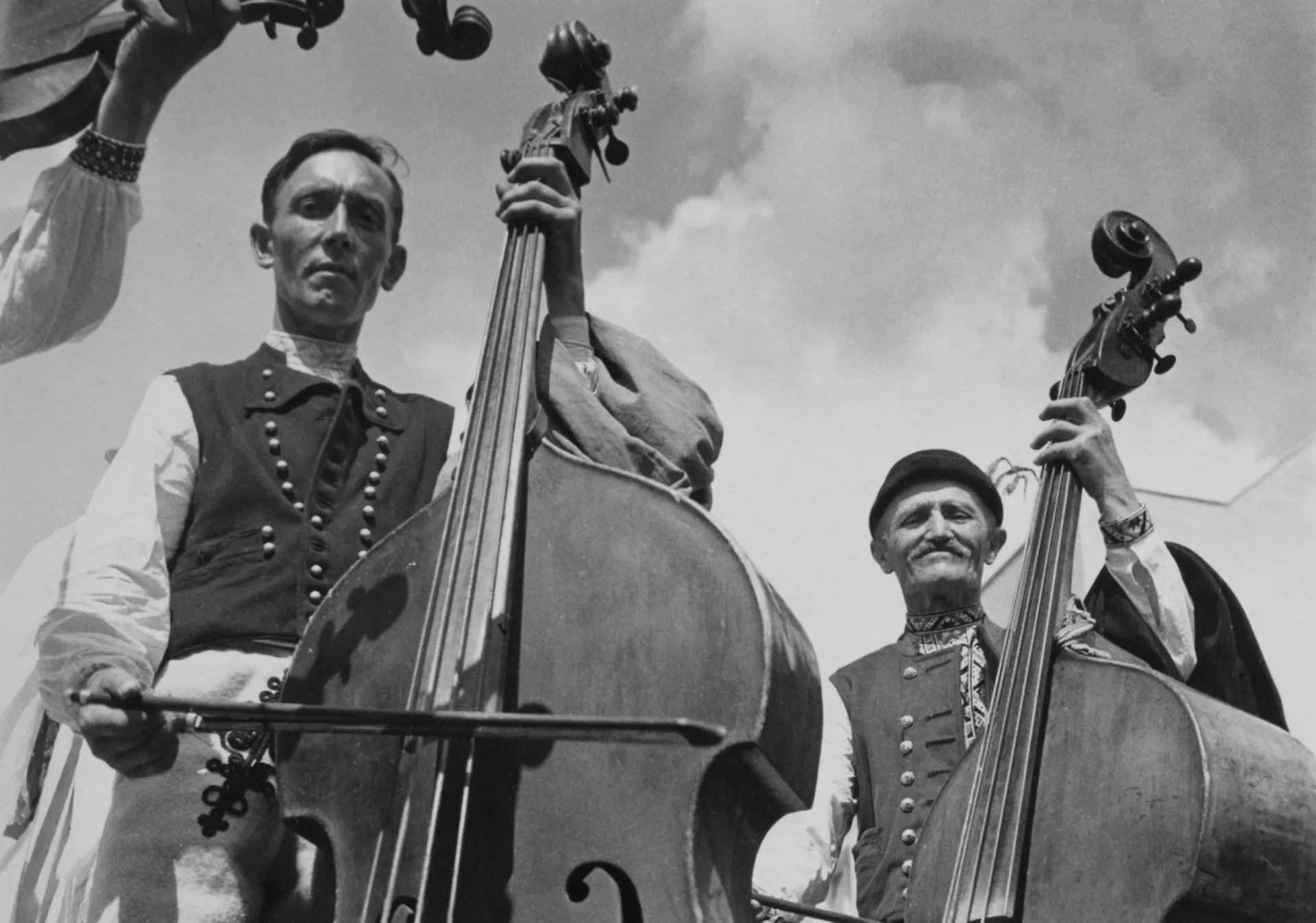Soldados alemães marchando por uma cidade eslovena durante a Segunda Guerra Mundial.