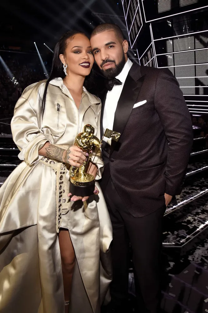 Drake e Rihanna abraçados no palco do VMA da MTV.