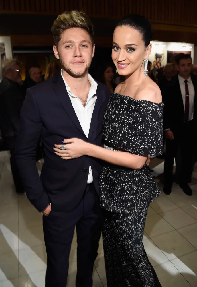 Niall Horan sorrindo e Katy Perry com um visual colorido e divertido.