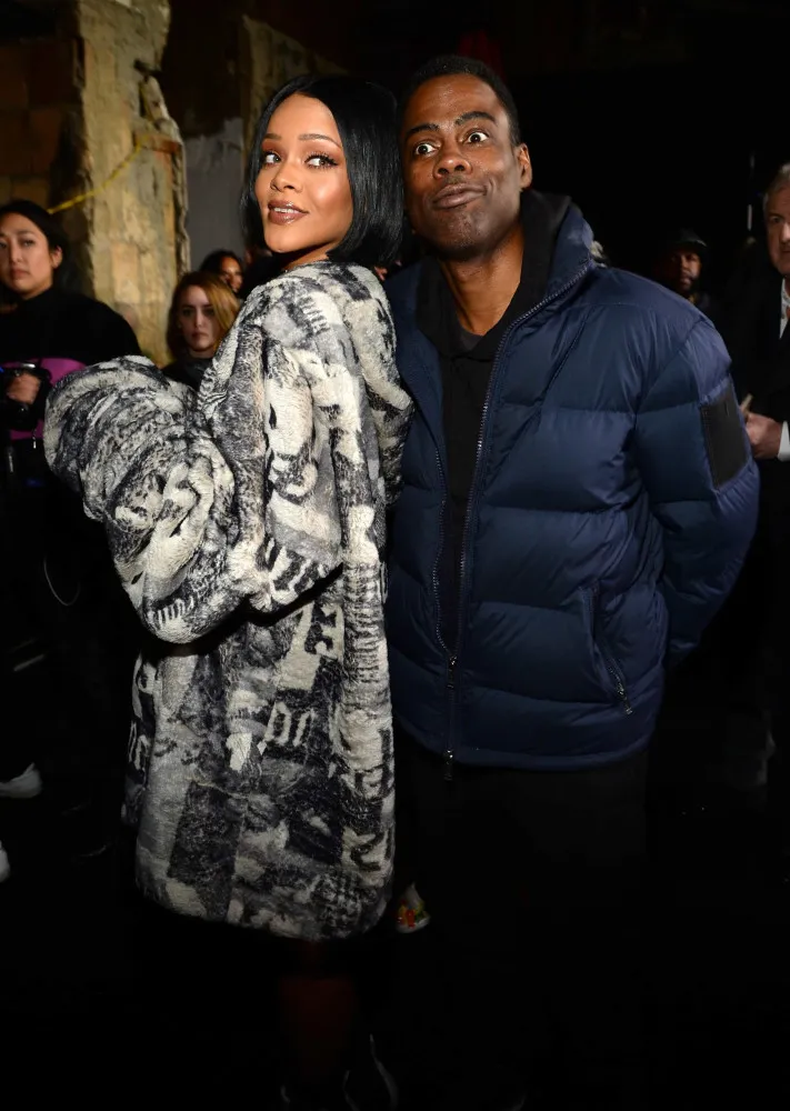 Chris Rock gesticulando em um palco e Rihanna posando em um tapete vermelho.